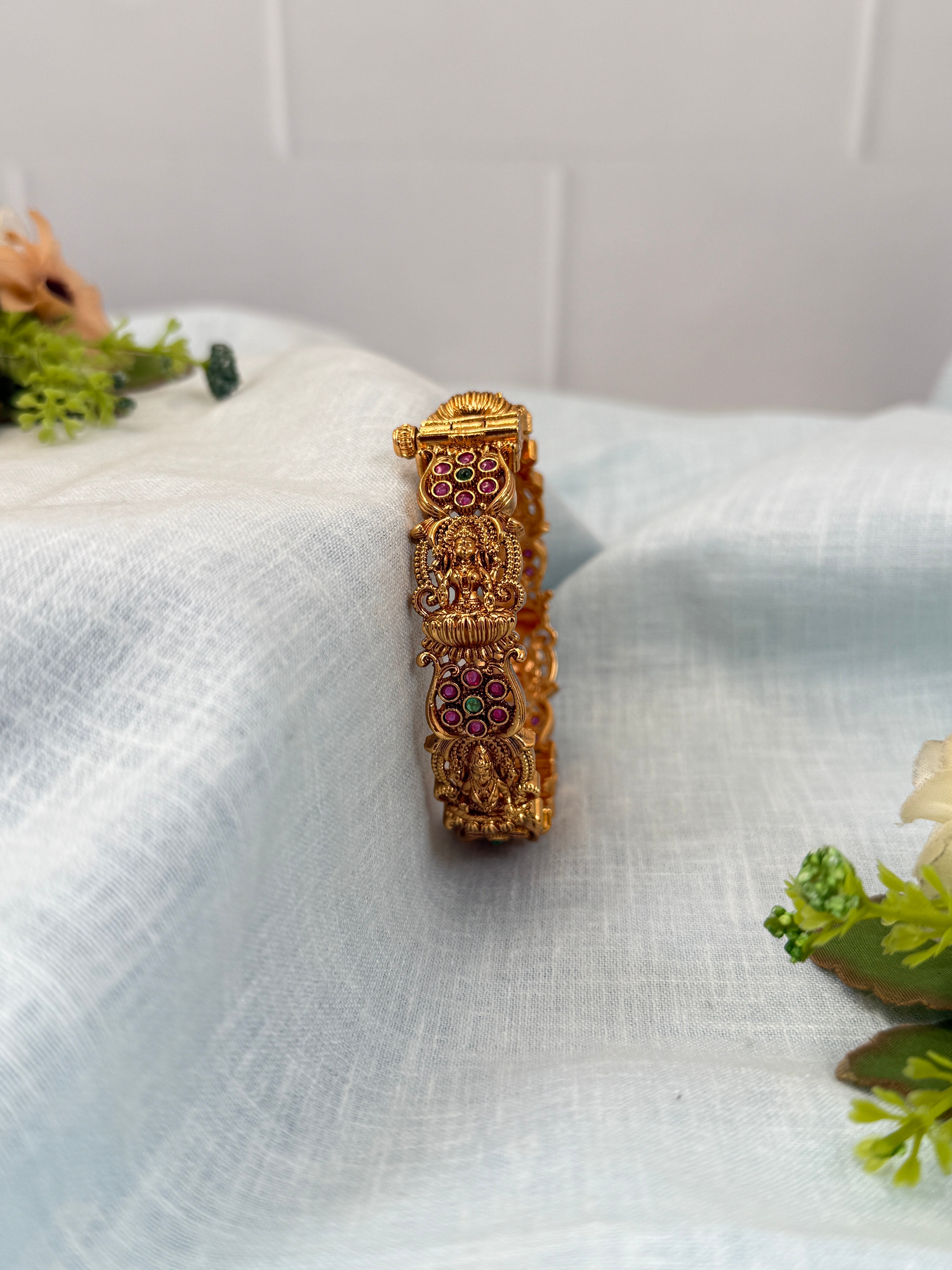 Luxurious Antique Kada Bangle 7081