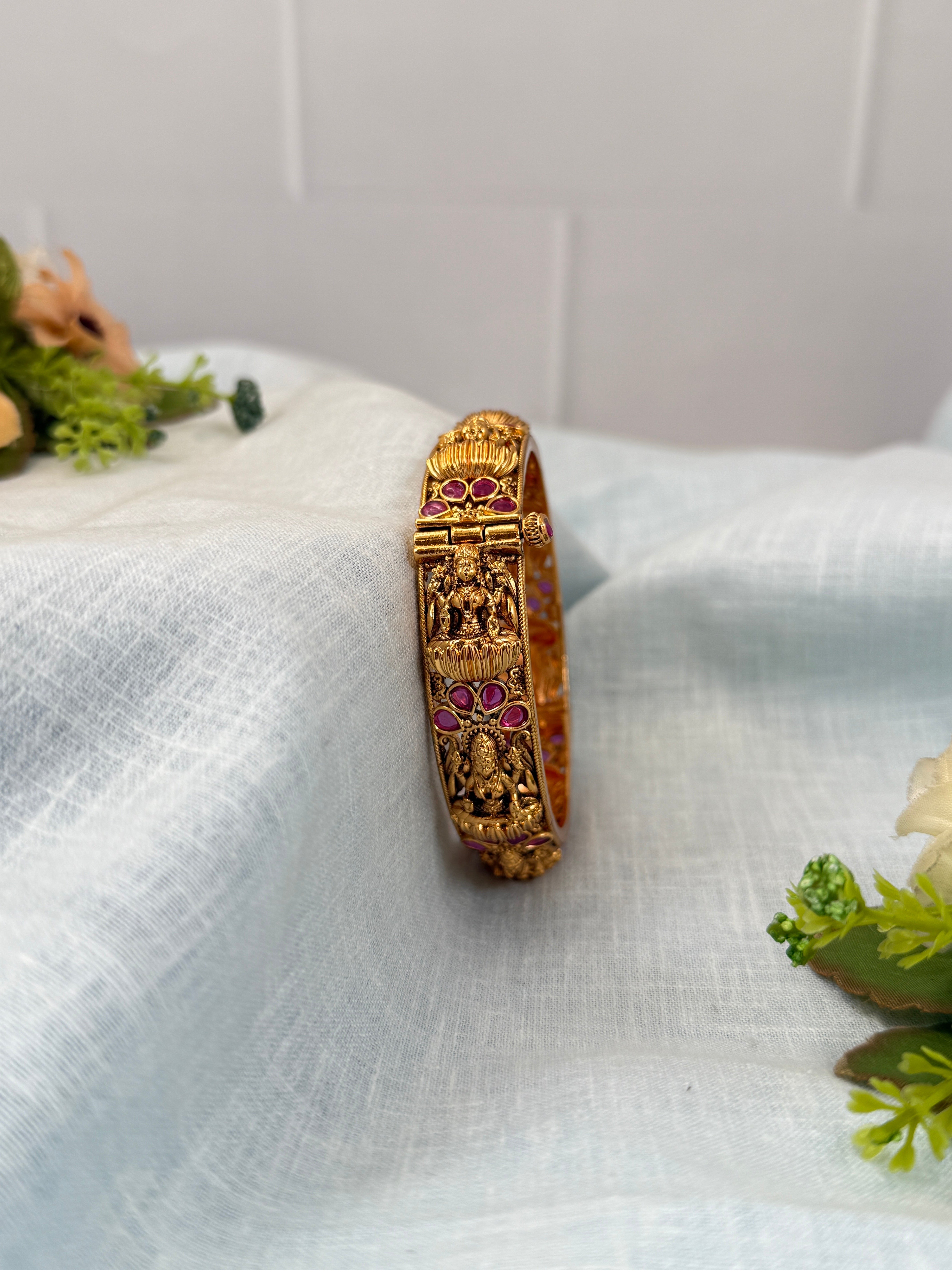 Luxurious Antique Kada Bangle 7082