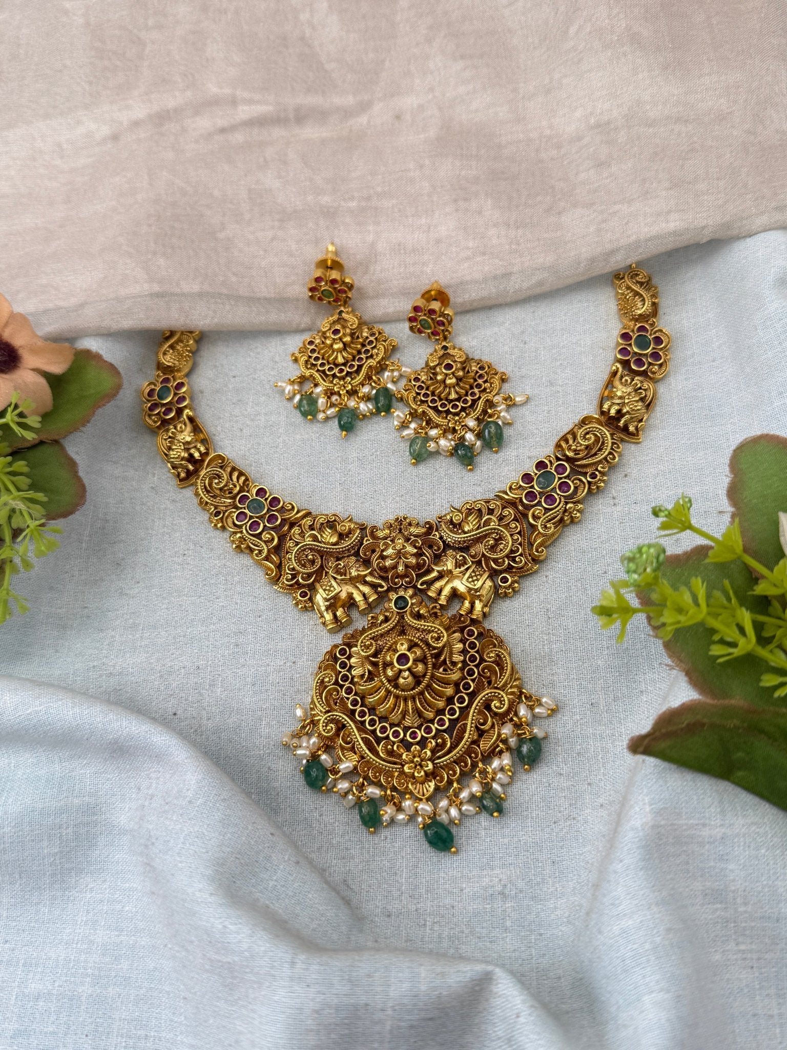 Antique Grand Elephant Pendant Short Necklace Set | No262 - Mahilas
