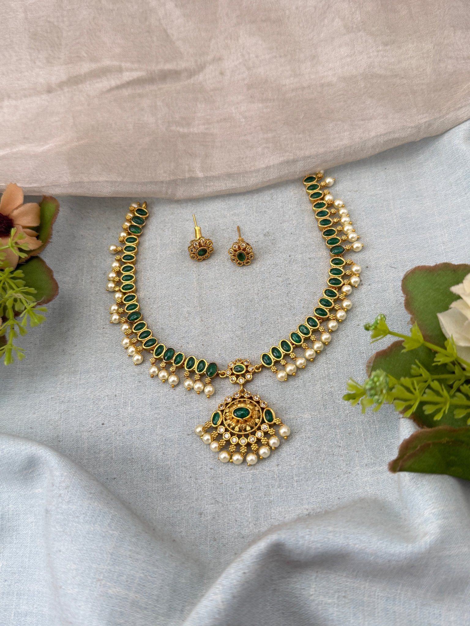 Antique Grand Pendant Short Necklace Set | No335 - Mahilas