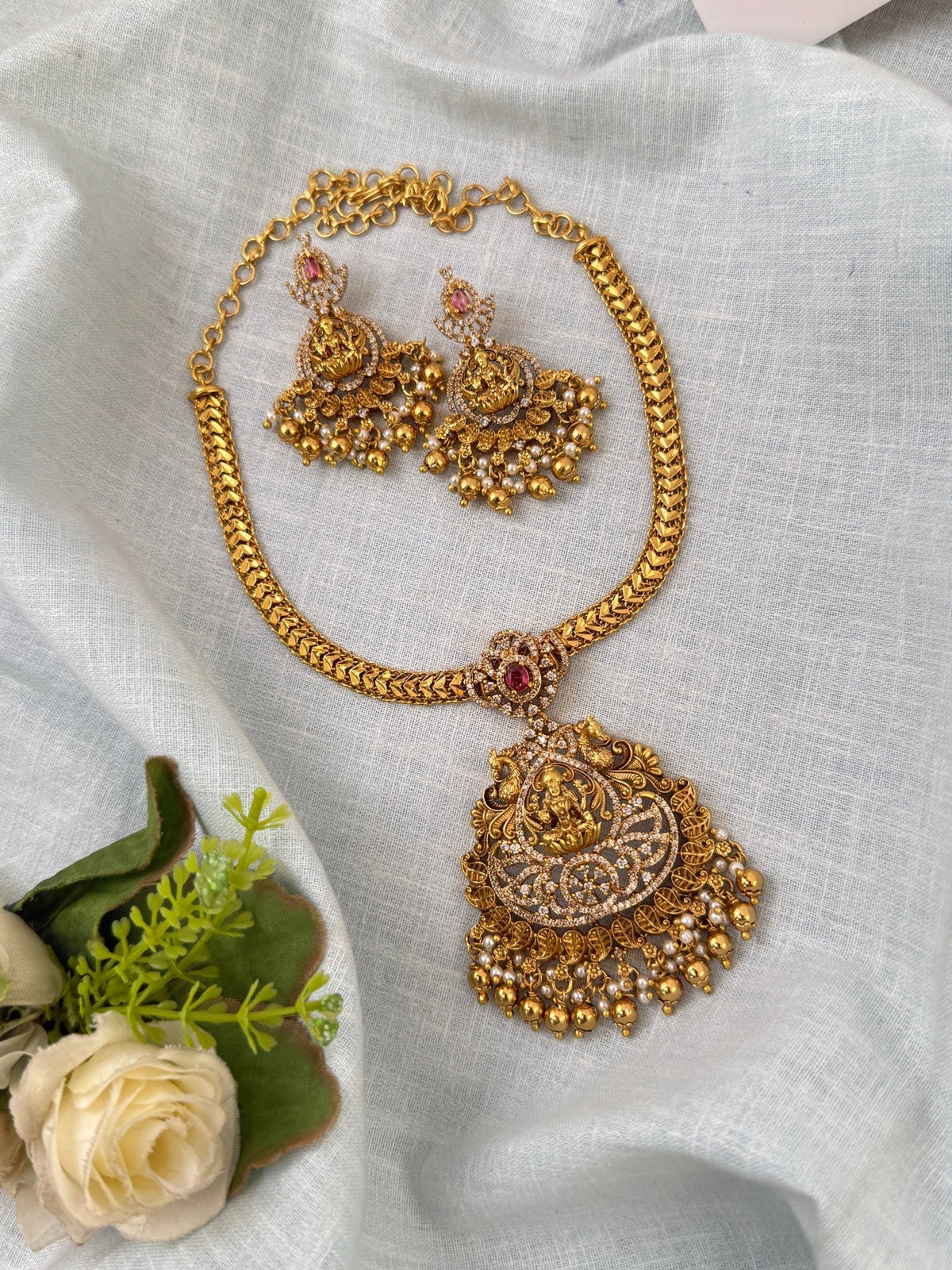 Antique Lakshmi Pendant Short Neacklace Set | N0525 - Mahilas