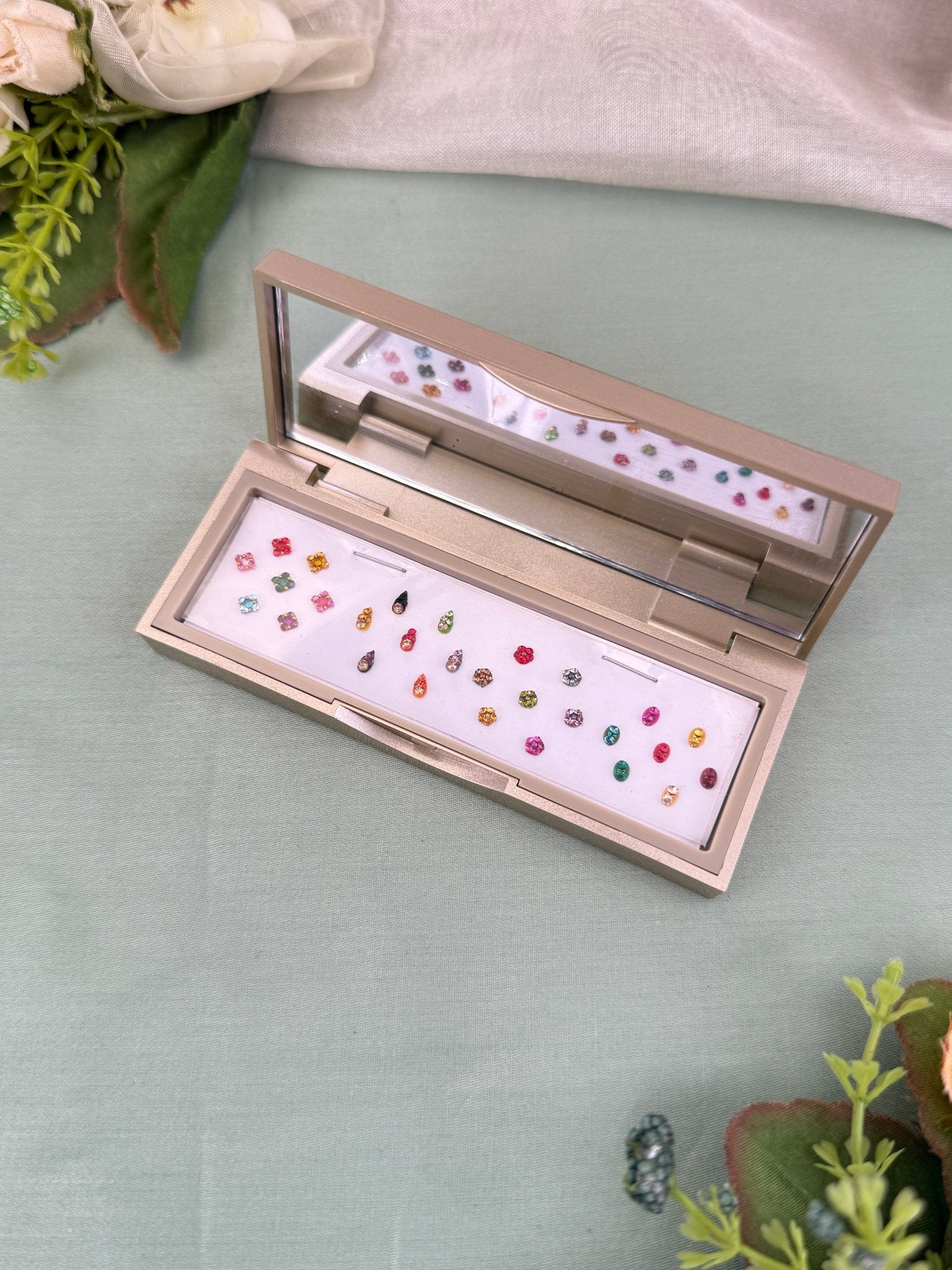 Designer Grand Bindi Box 556 - Mahilas