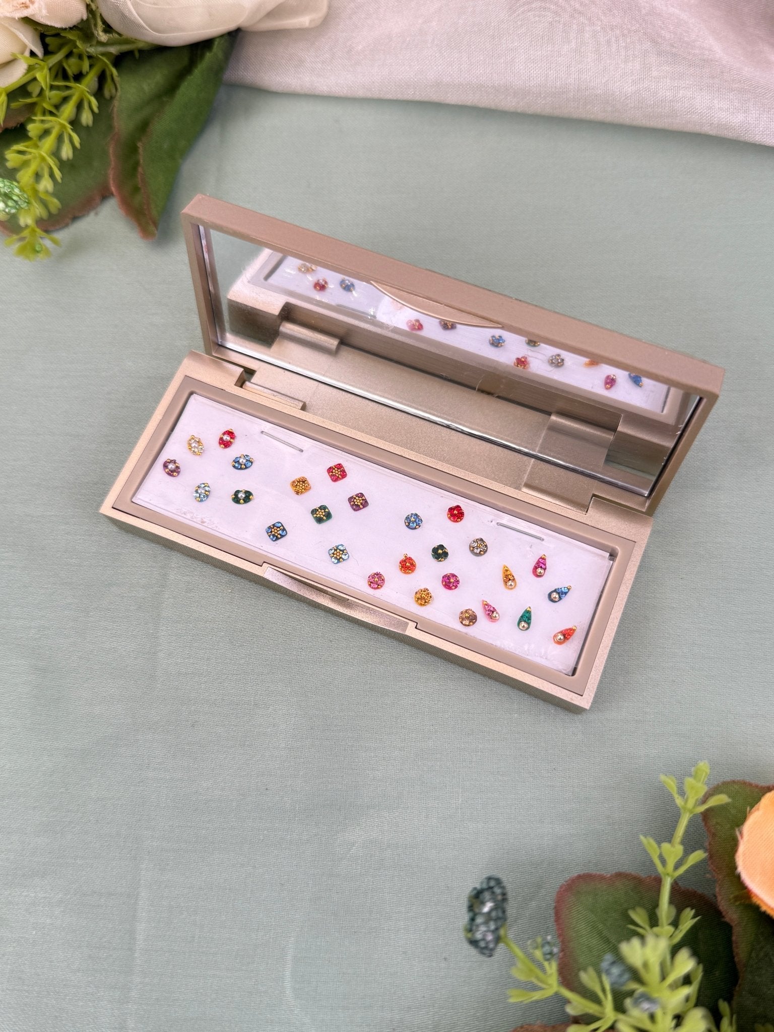 Designer Grand Bindi Box 559 - Mahilas