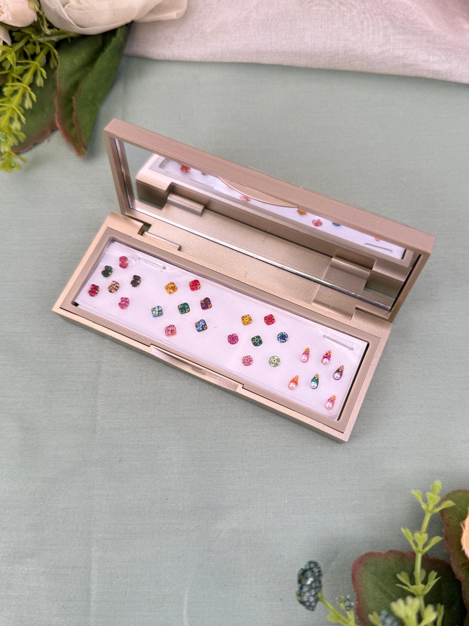 Designer Grand Bindi Box 586 - Mahilas