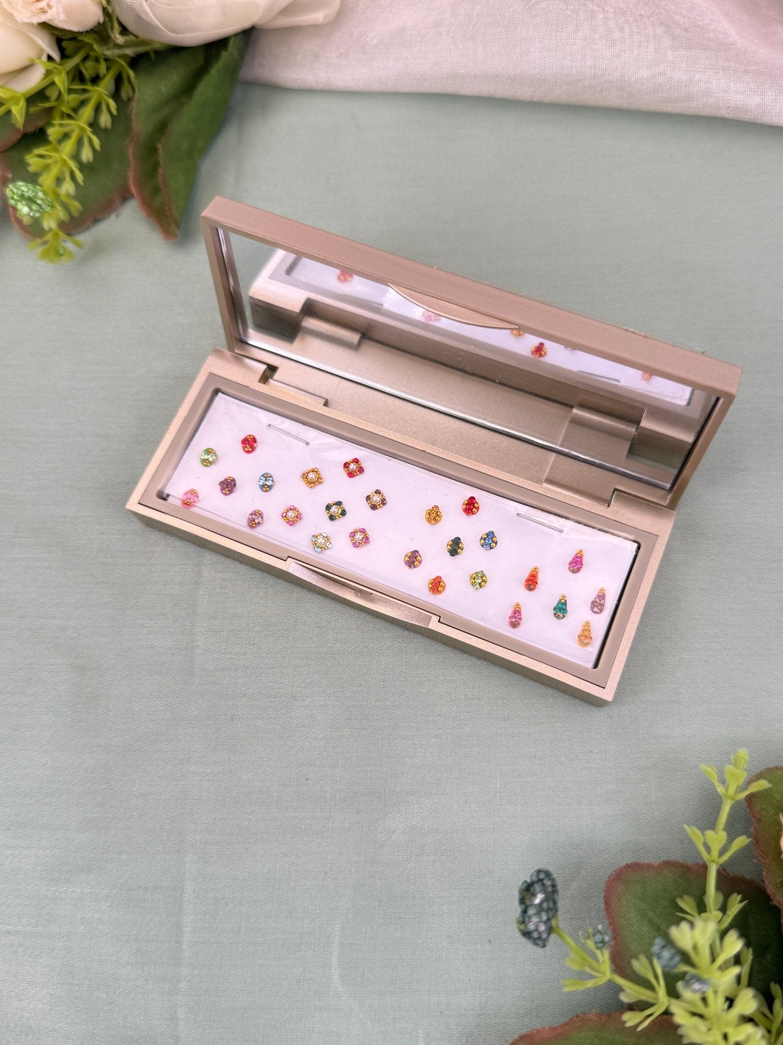 Designer Grand Bindi Box 587 - Mahilas