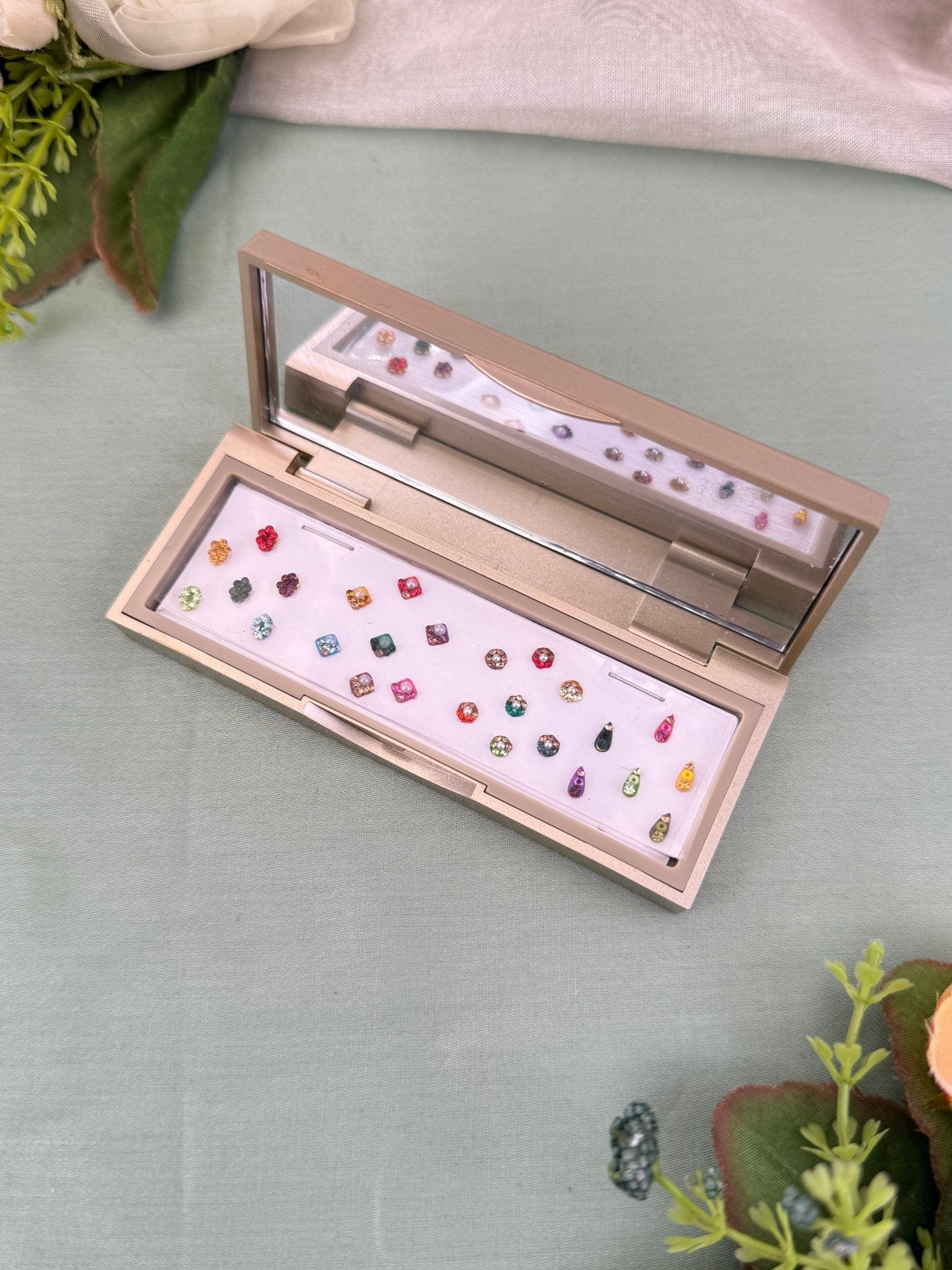 Designer Grand Bindi Box 589 - Mahilas