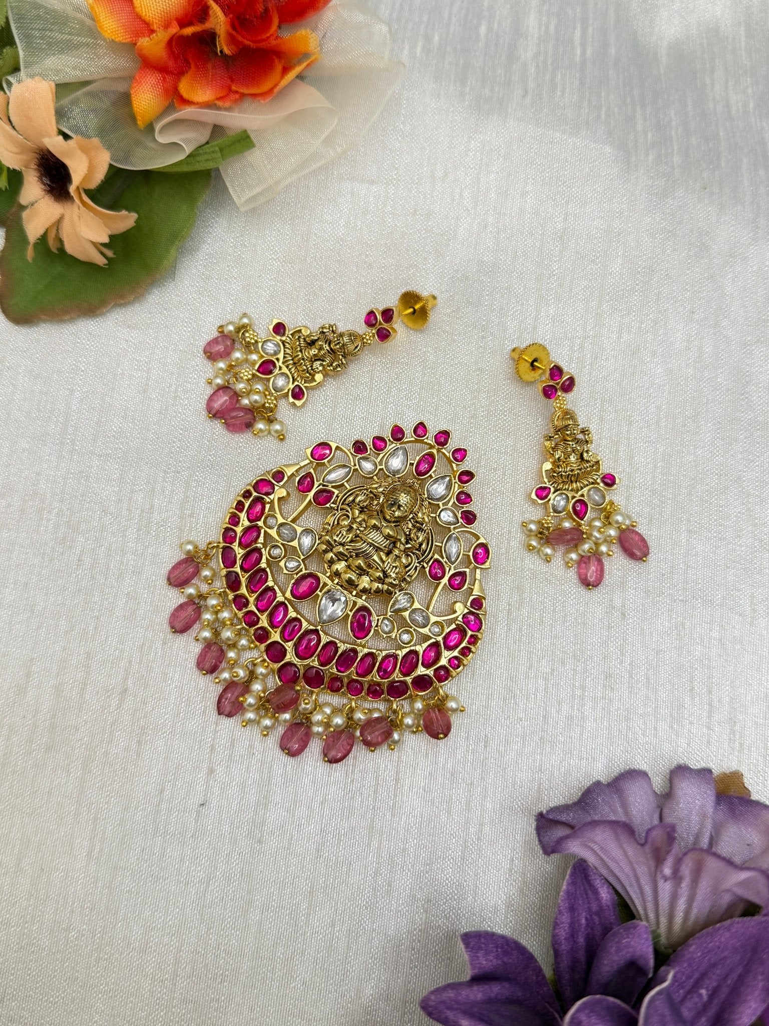 Jadau Antique Pendant with earrings 071 - Mahilas