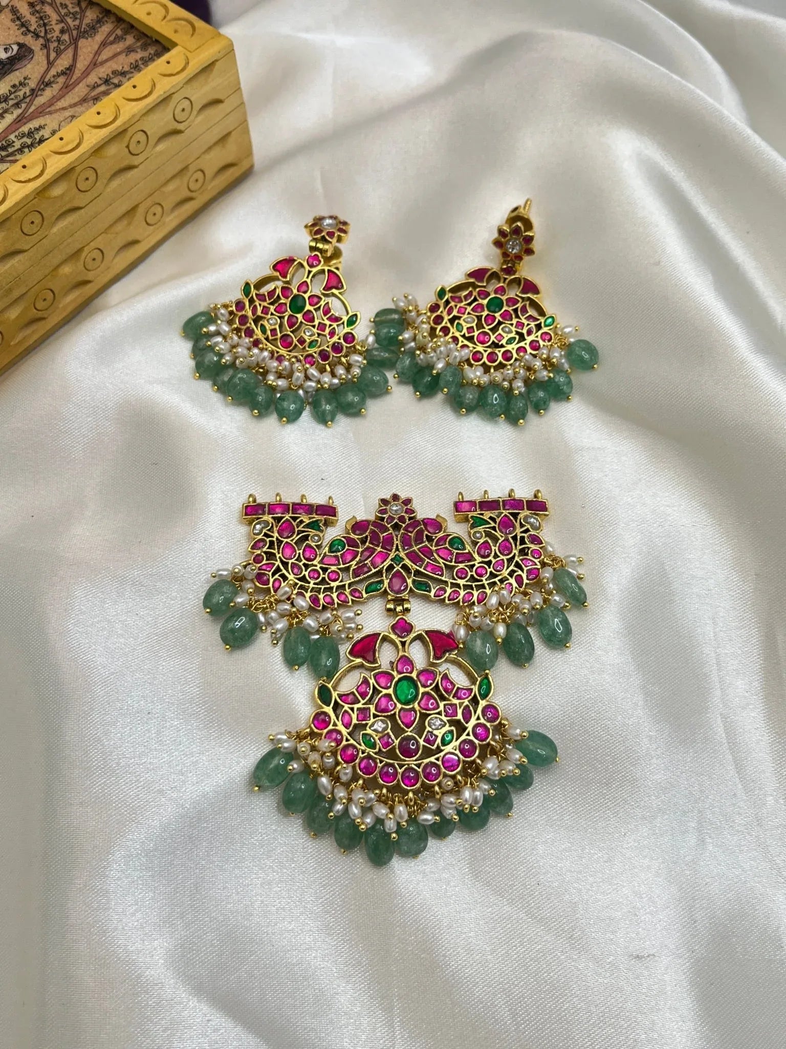 Jadau Pendant with Earrings 14 - Mahilas