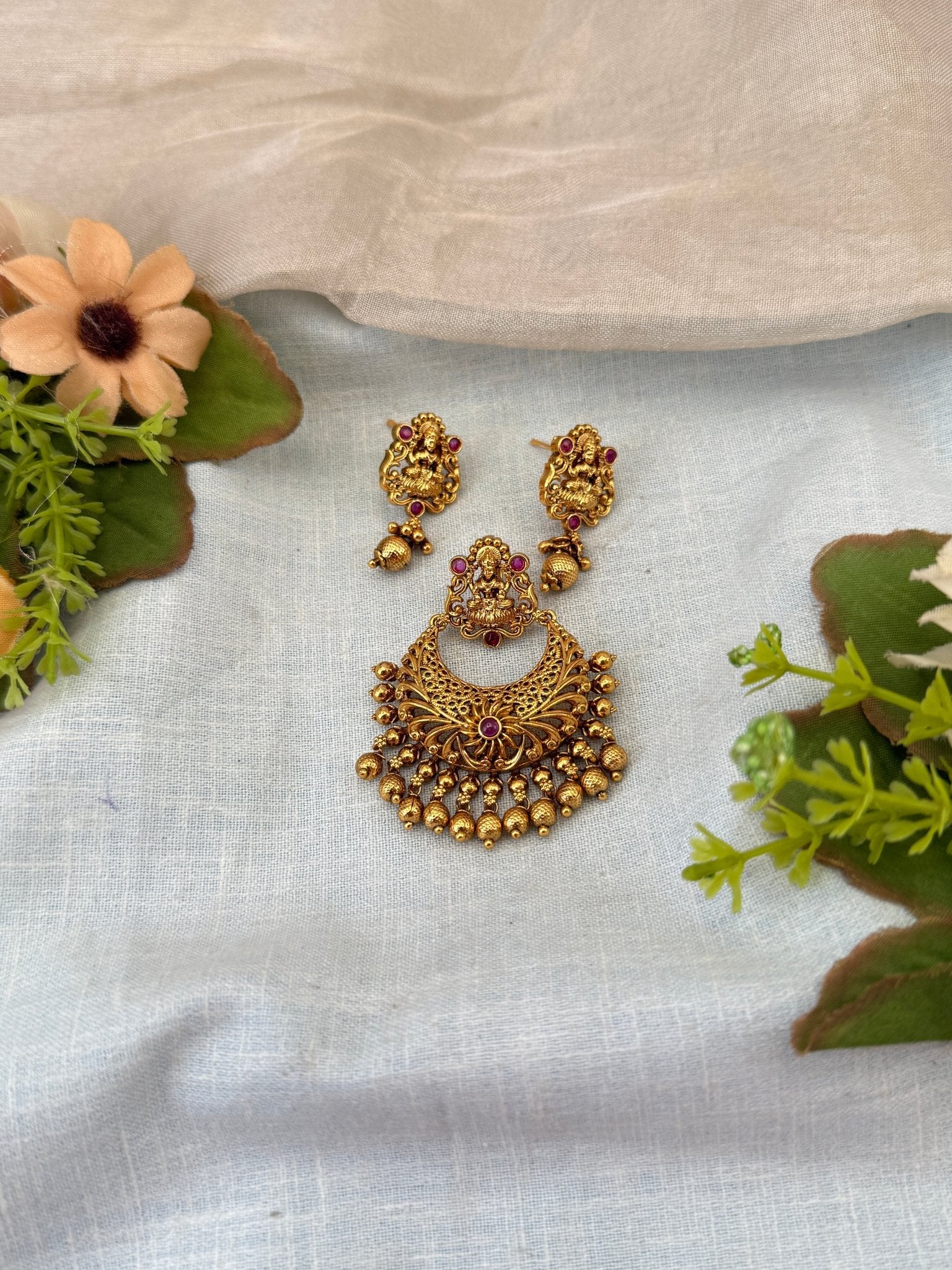 Luxurioius Antique Pendant with Earrings 355 - Mahilas