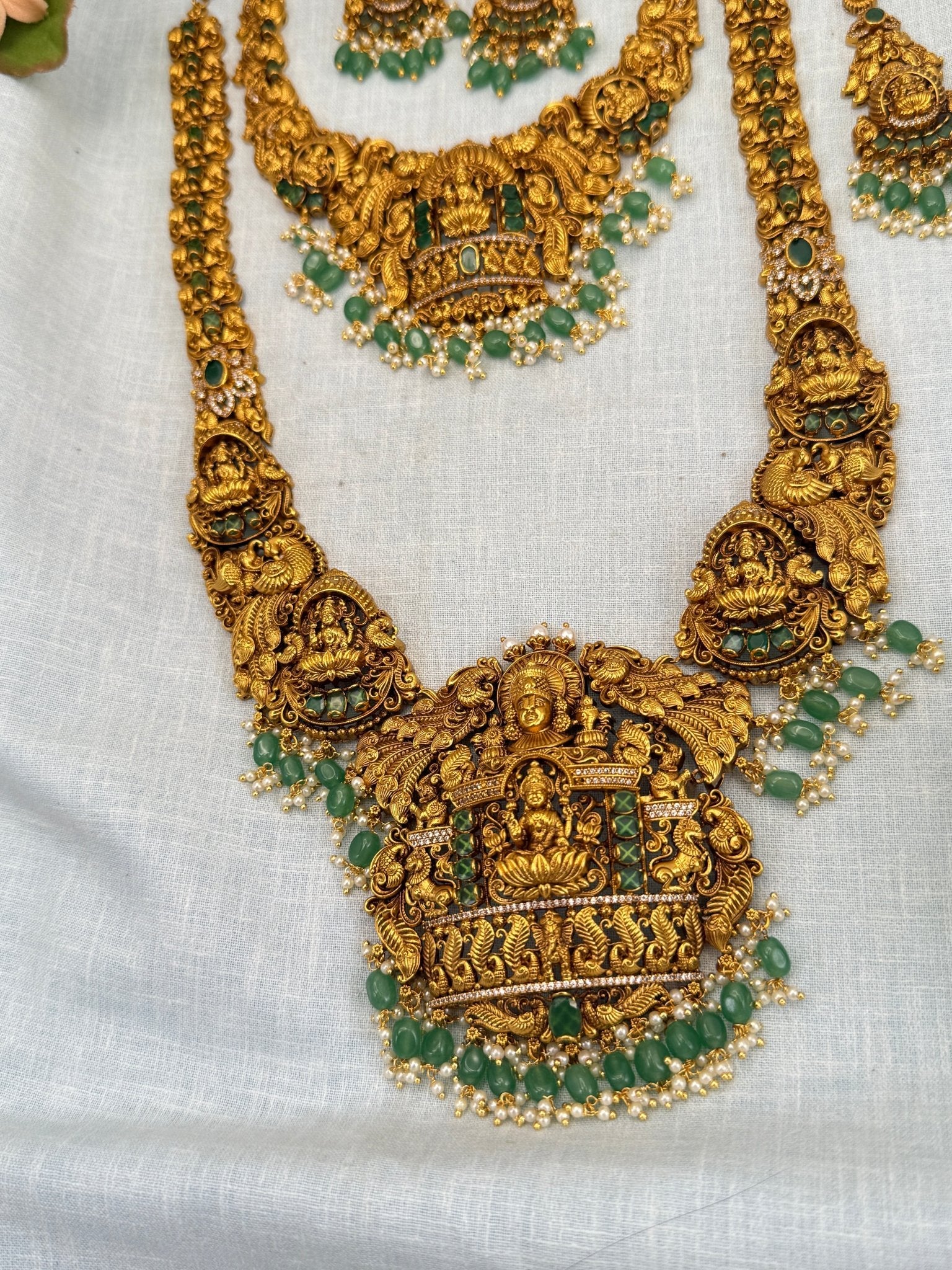Luxurious Antique Lakshmi Bridal Necklace Set 0425 - Mahilas