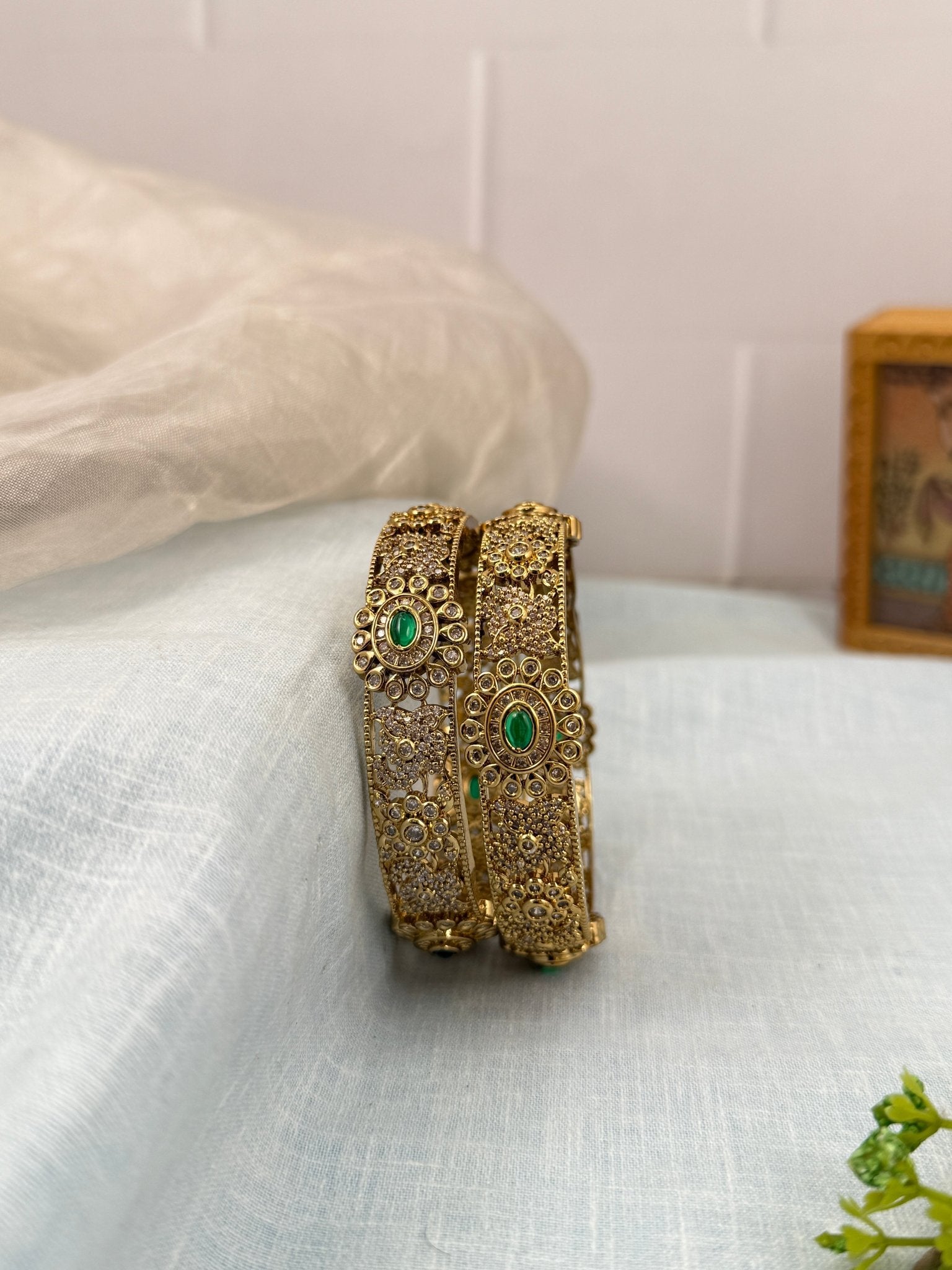 Luxurious Antique Victorian Bangles 7025 - 2 Colors - Mahilas