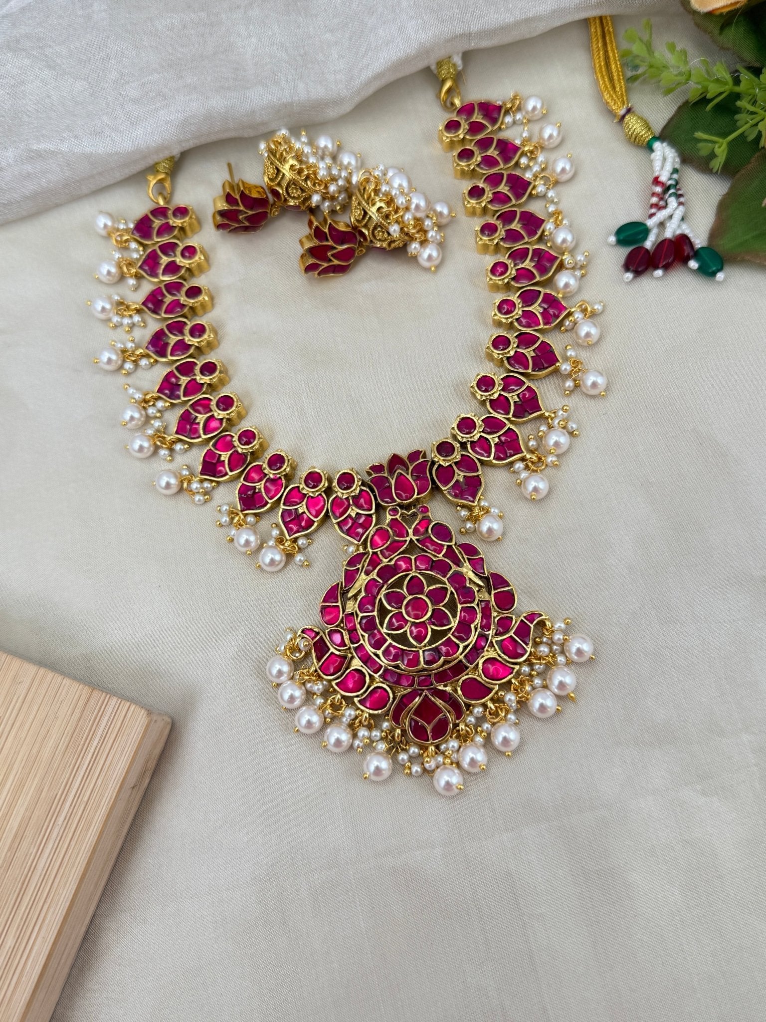 Luxurious Jadau Kundan Pendant Short Necklace Set 621 - Mahilas