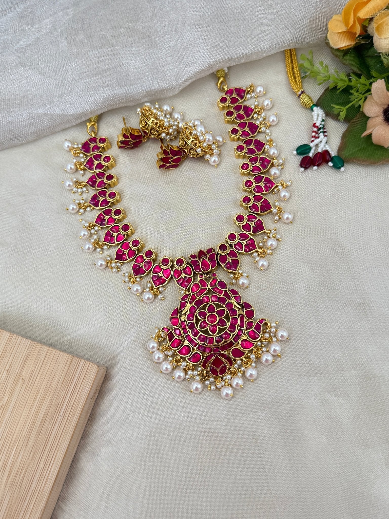 Luxurious Jadau Kundan Pendant Short Necklace Set 621 - Mahilas