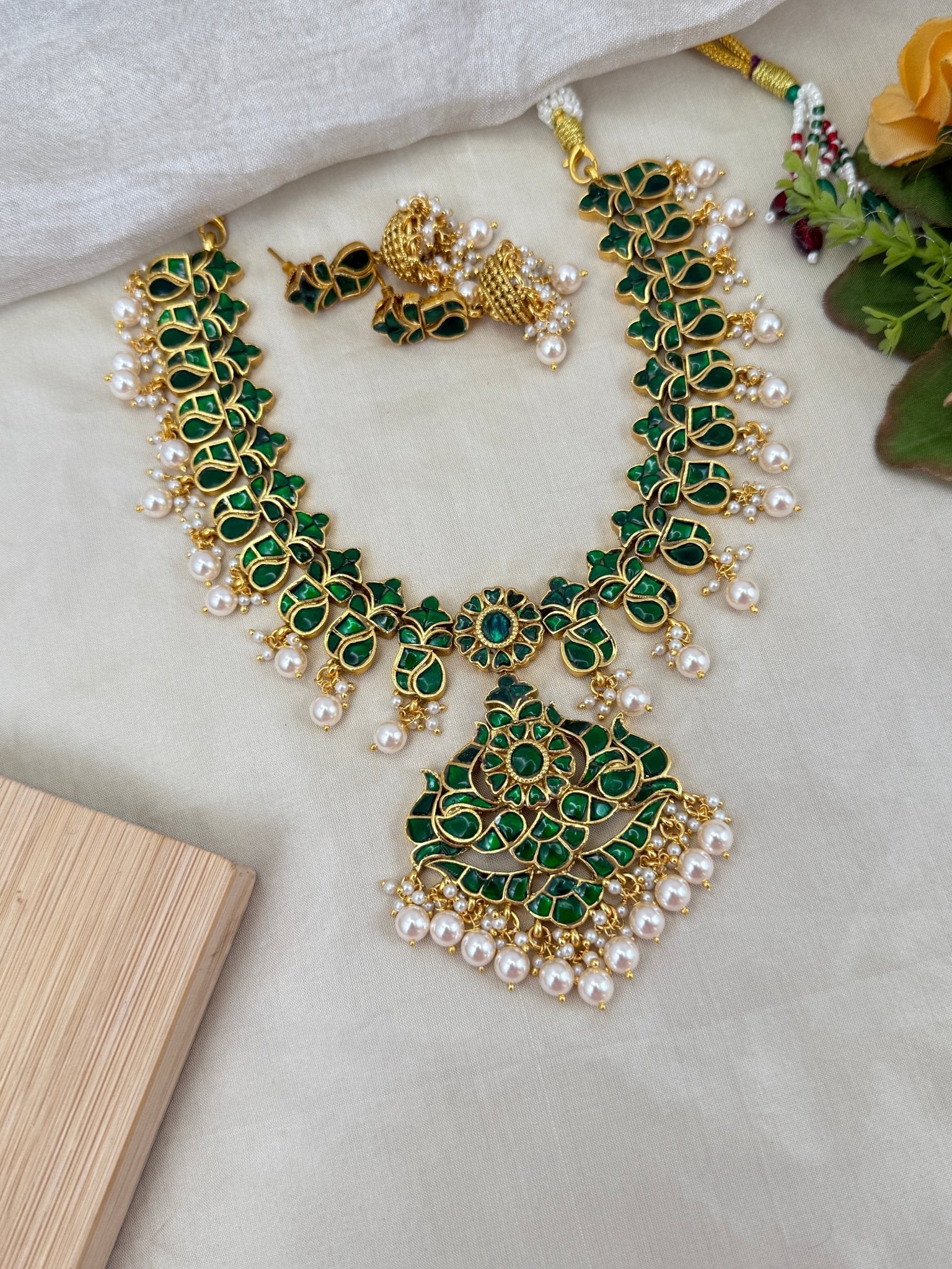 Luxurious Jadau Kundan Pendant Short Necklace Set 622 - Mahilas