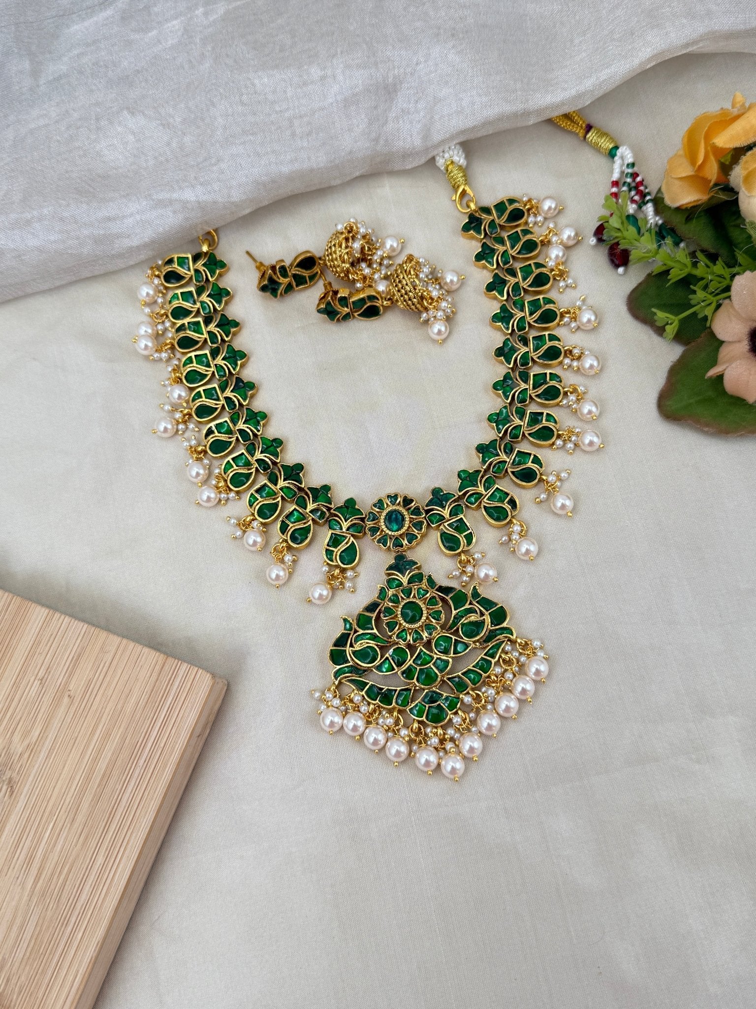 Luxurious Jadau Kundan Pendant Short Necklace Set 622 - Mahilas