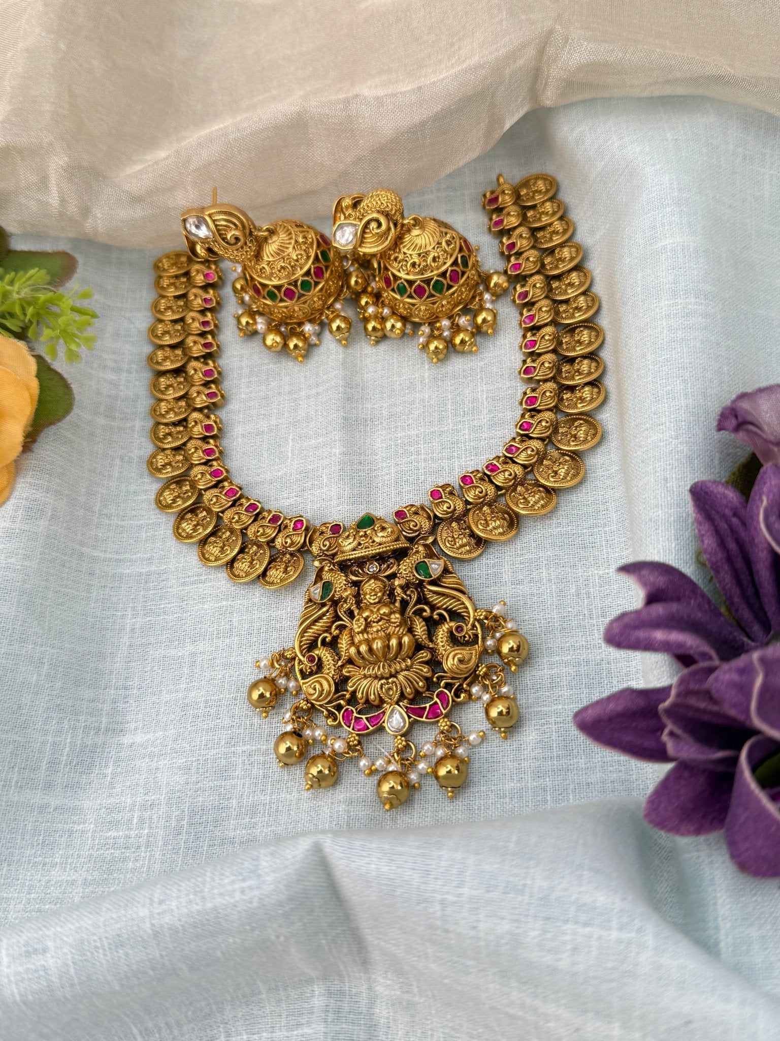 Luxurious Kaasu Short Jadau Pendant Necklace Set 0900 - Mahilas