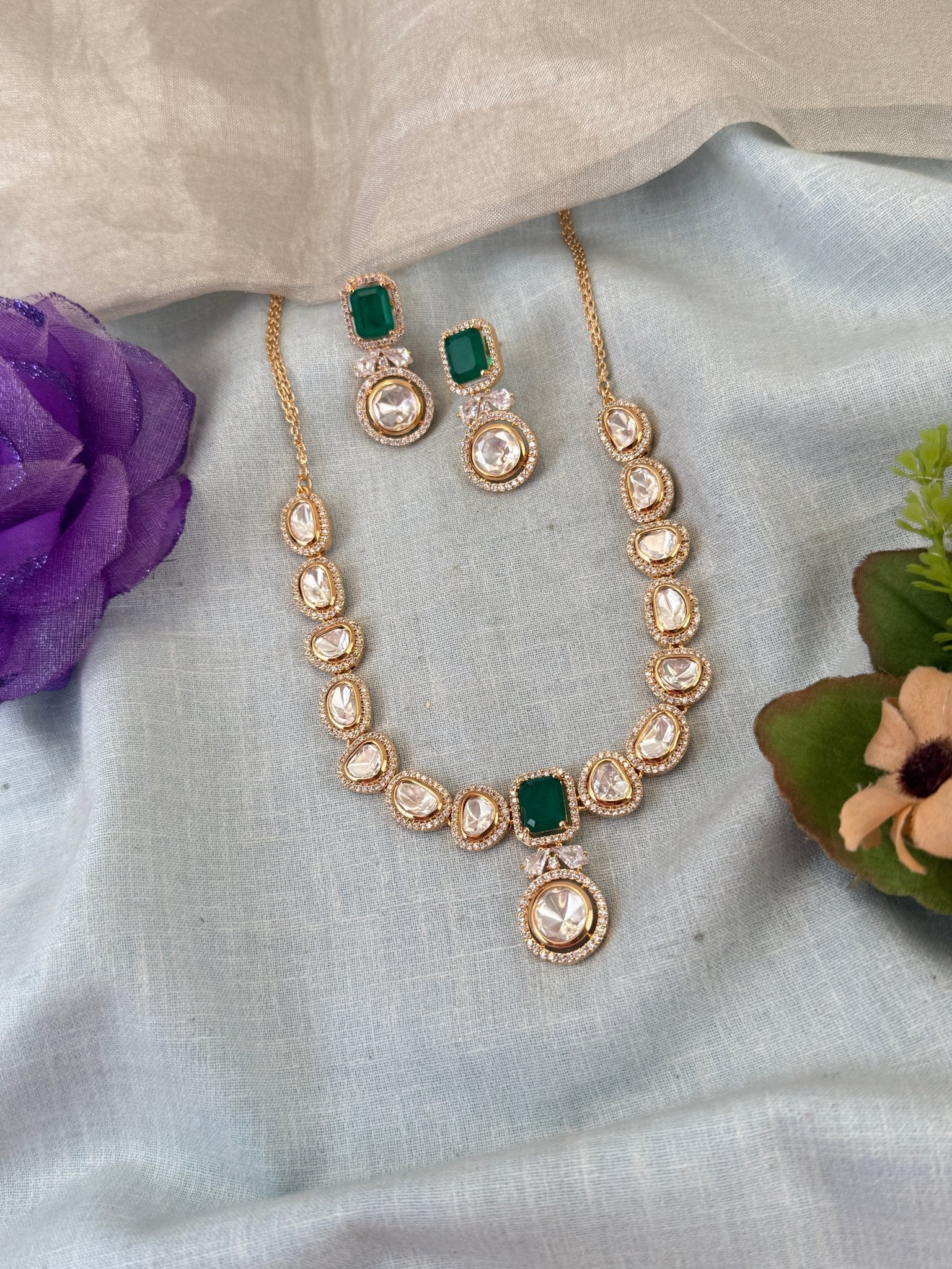 Luxurious Kundan Short Necklace Set 0722 - Mahilas