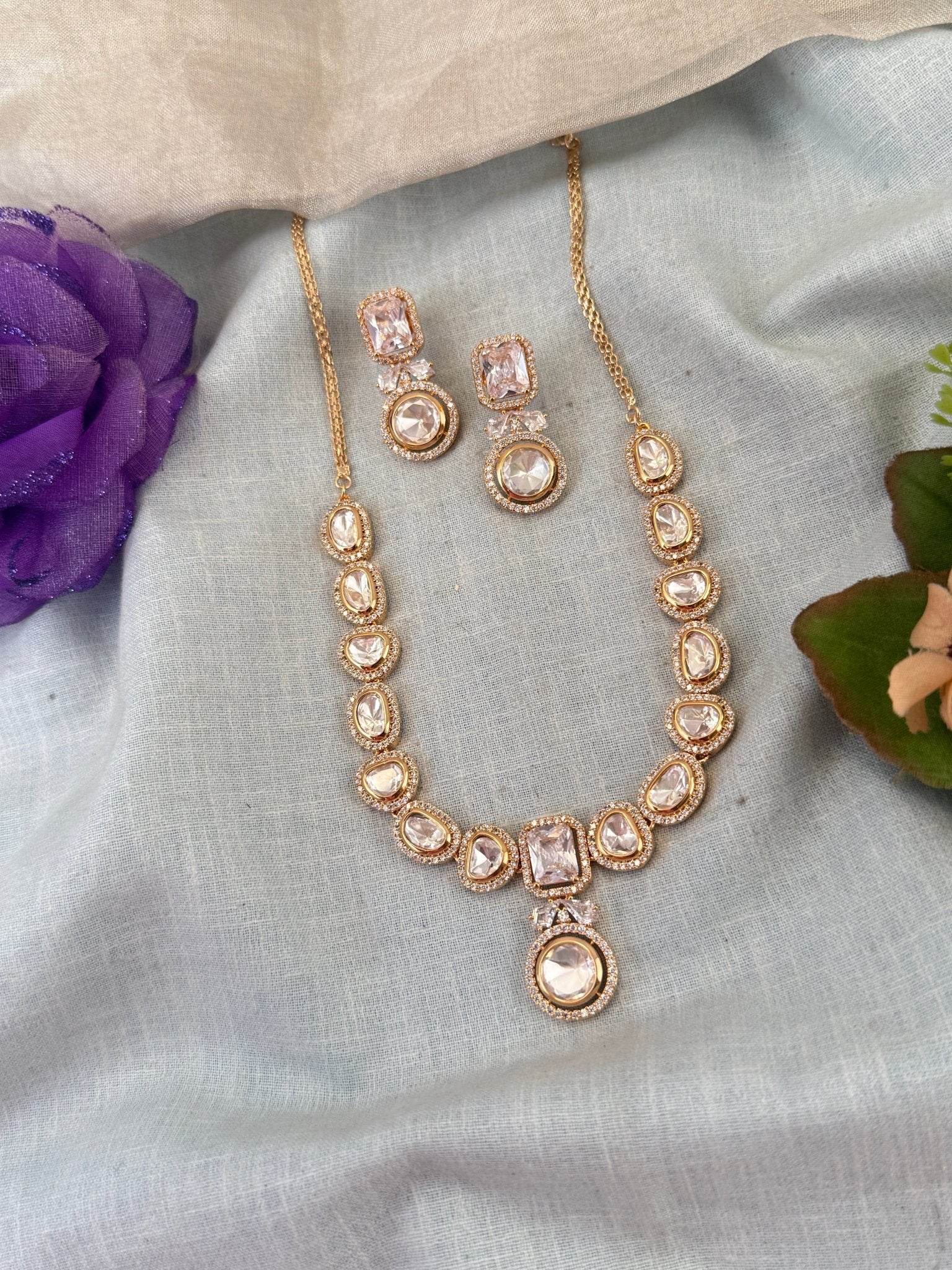 Luxurious Kundan Short Necklace Set 0723 - Mahilas