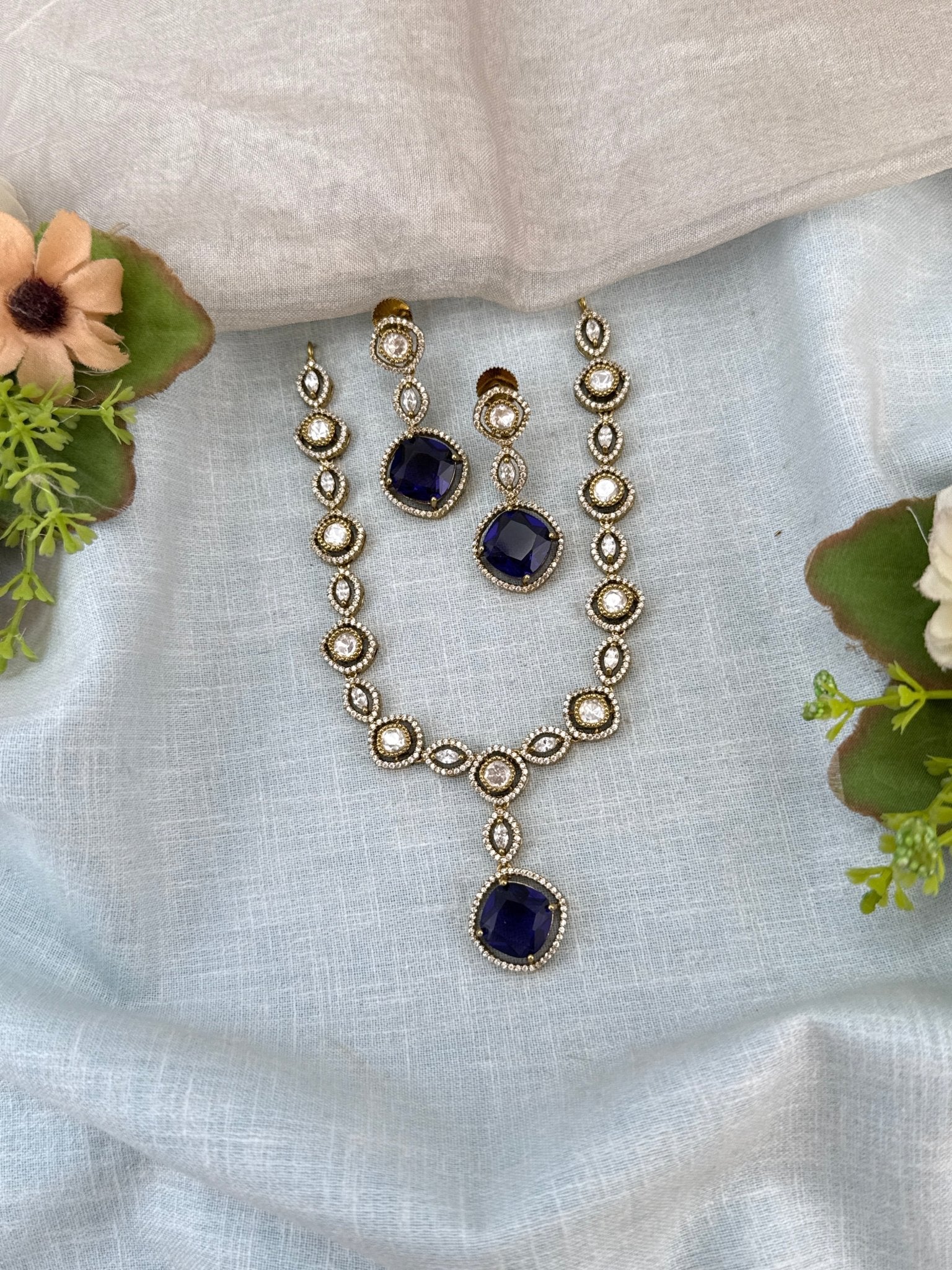 Luxurious Victorian Kundan Stone Pendant Short Necklace Set 764 - Mahilas