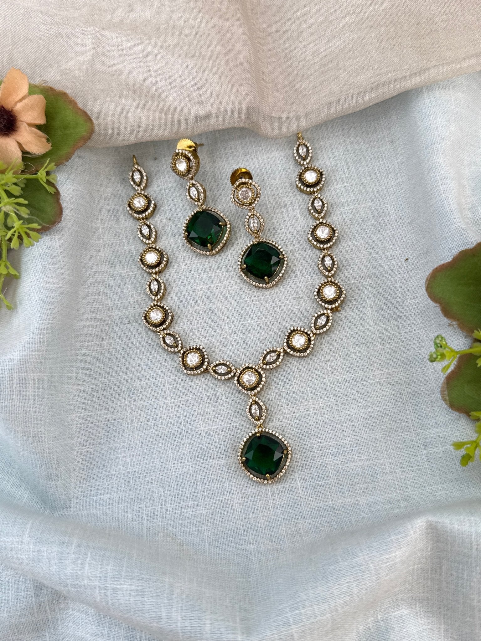 Luxurious Victorian Kundan Stone Pendant Short Necklace Set 765 - Mahilas