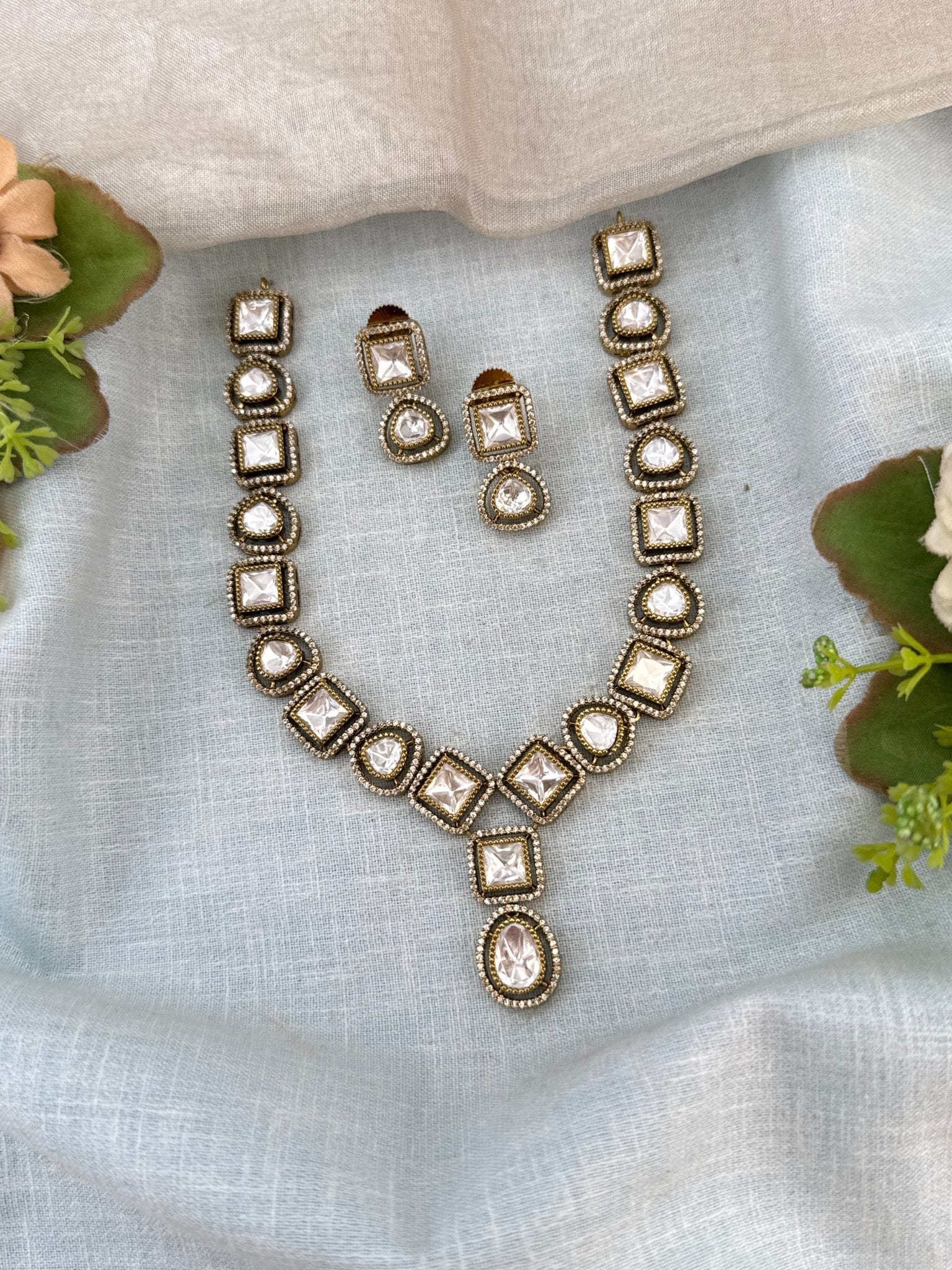 Luxurious Victorian Kundan Stone Pendant Short Necklace Set 768 - Mahilas
