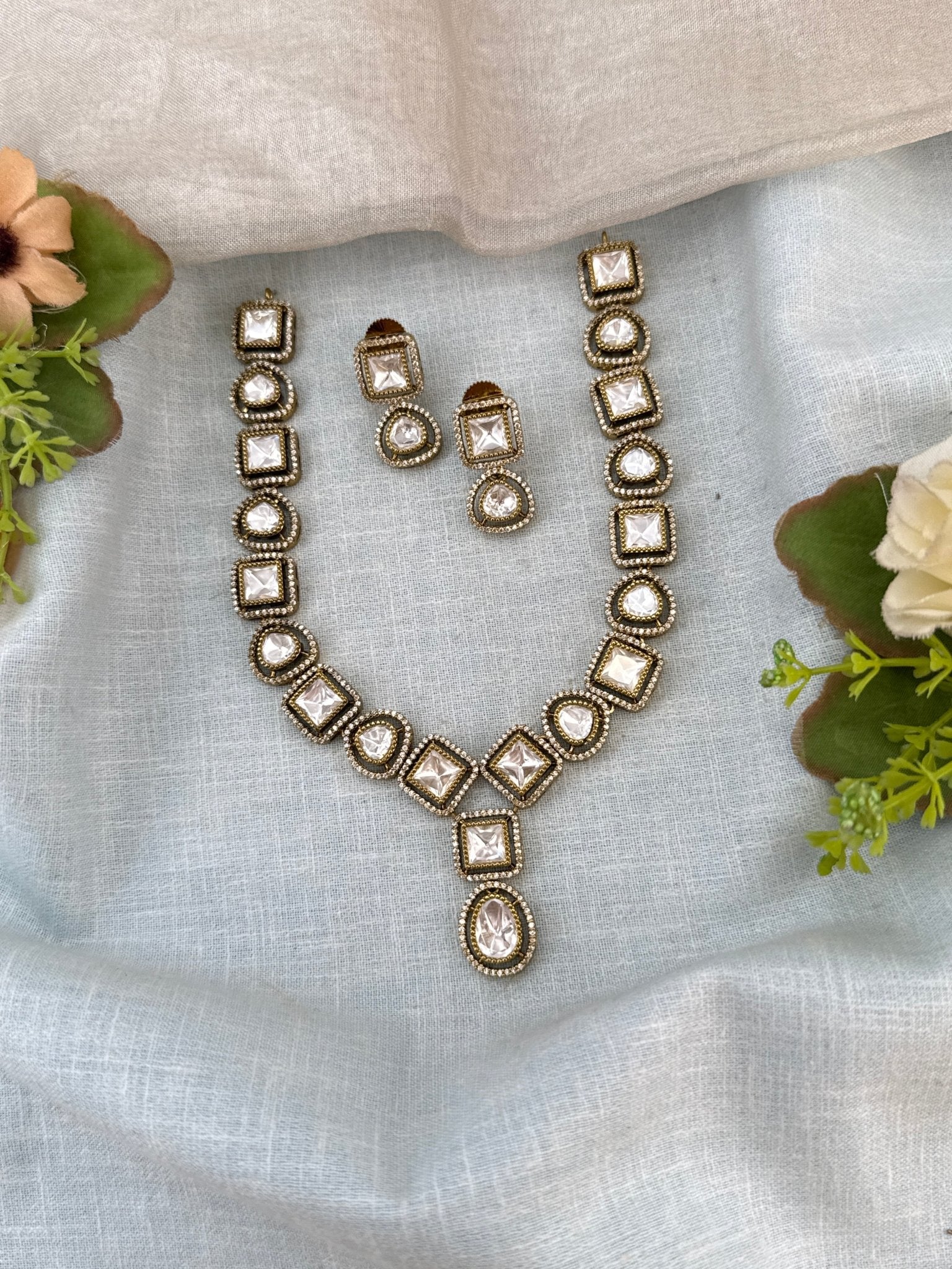 Luxurious Victorian Kundan Stone Pendant Short Necklace Set 768 - Mahilas