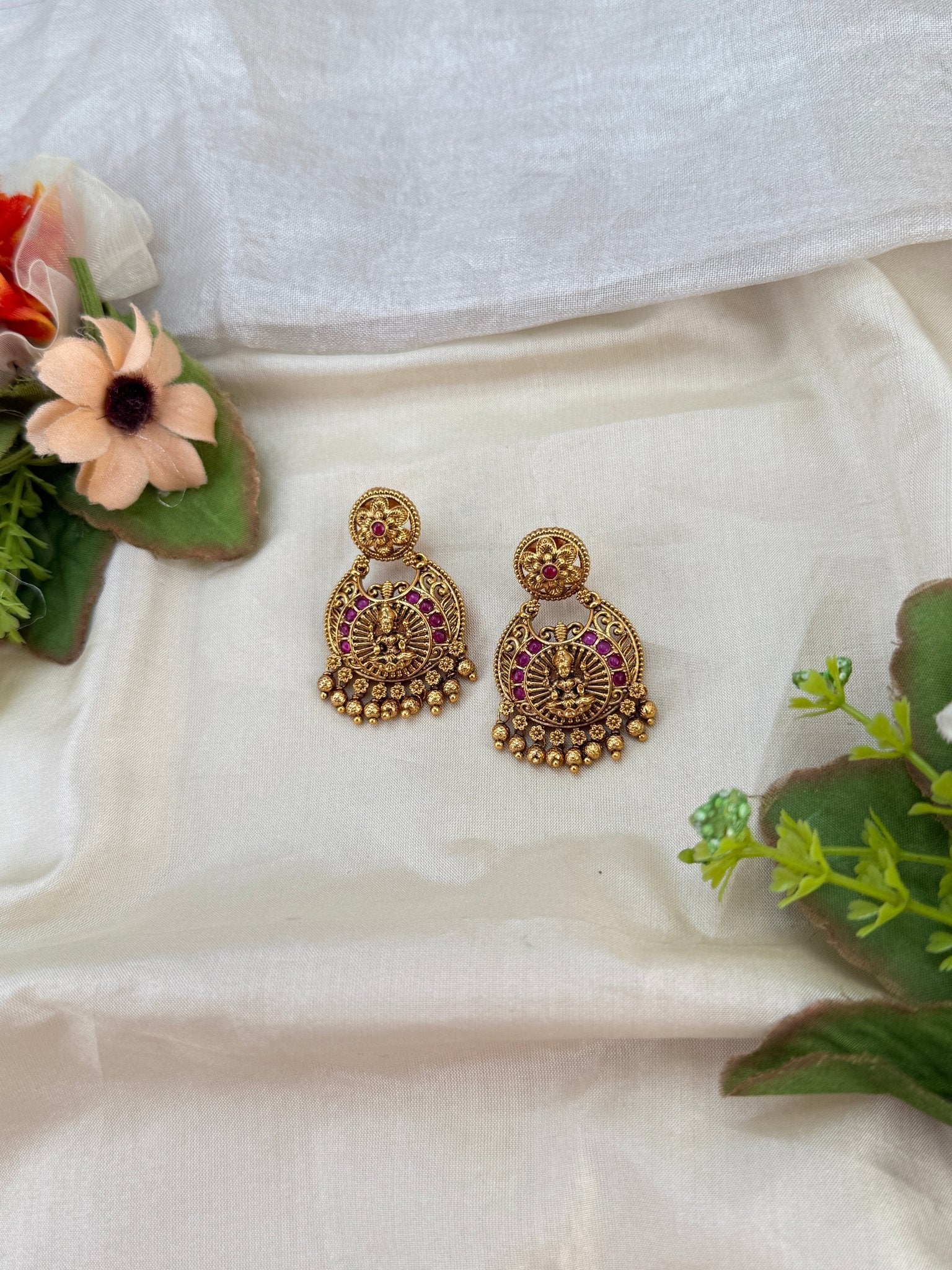 Royal Antique Earrings 1028 - Mahilas