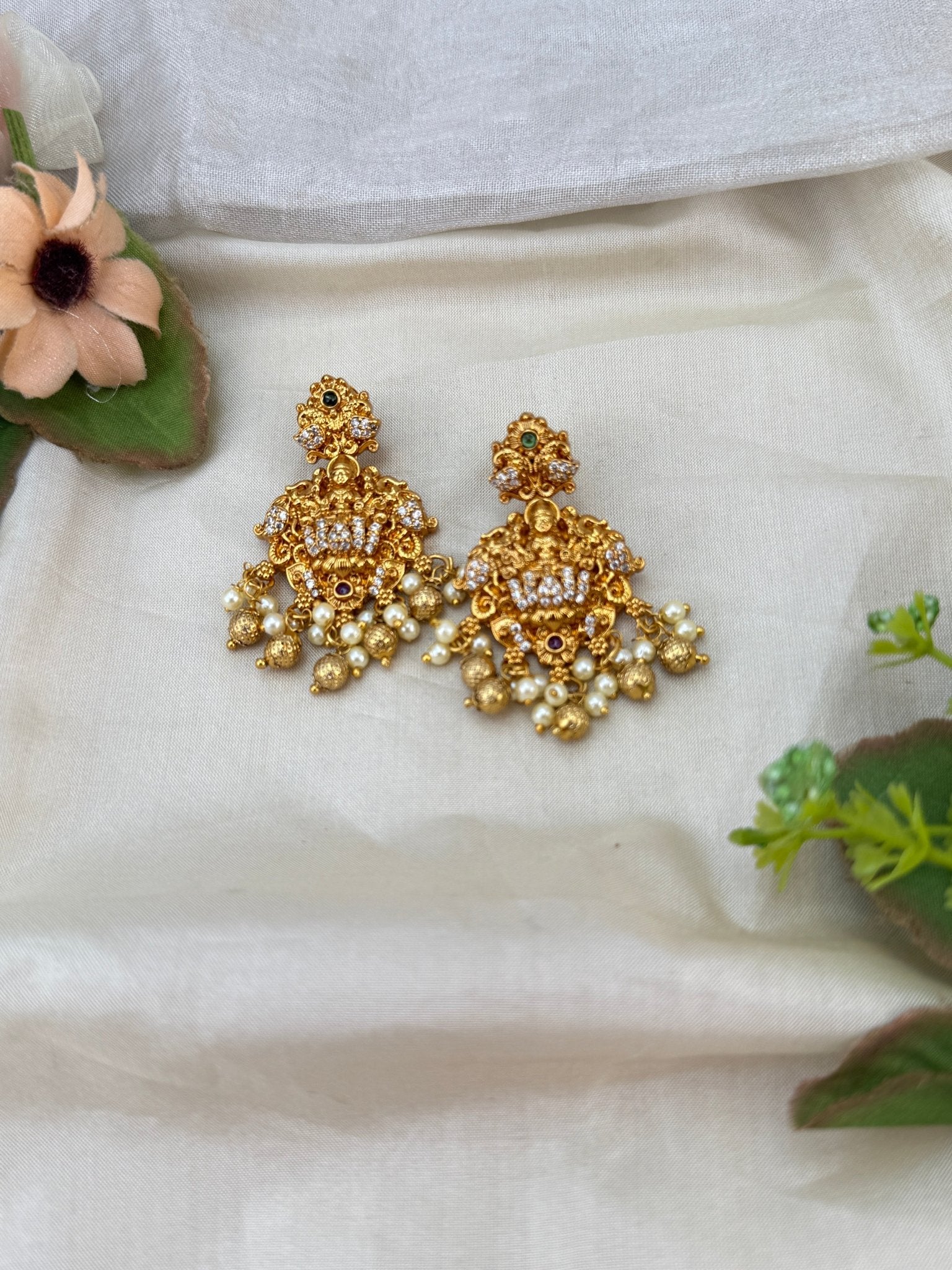 Royal Antique Earrings 1033 - Mahilas
