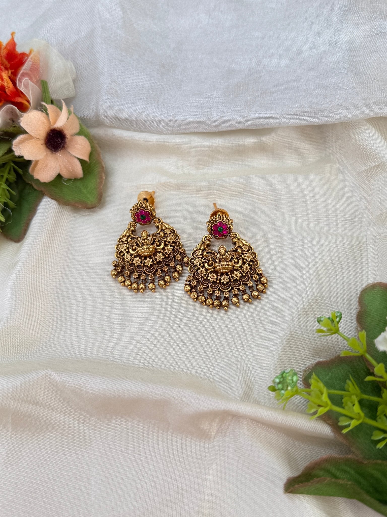 Royal Antique Earrings 1044 - Mahilas