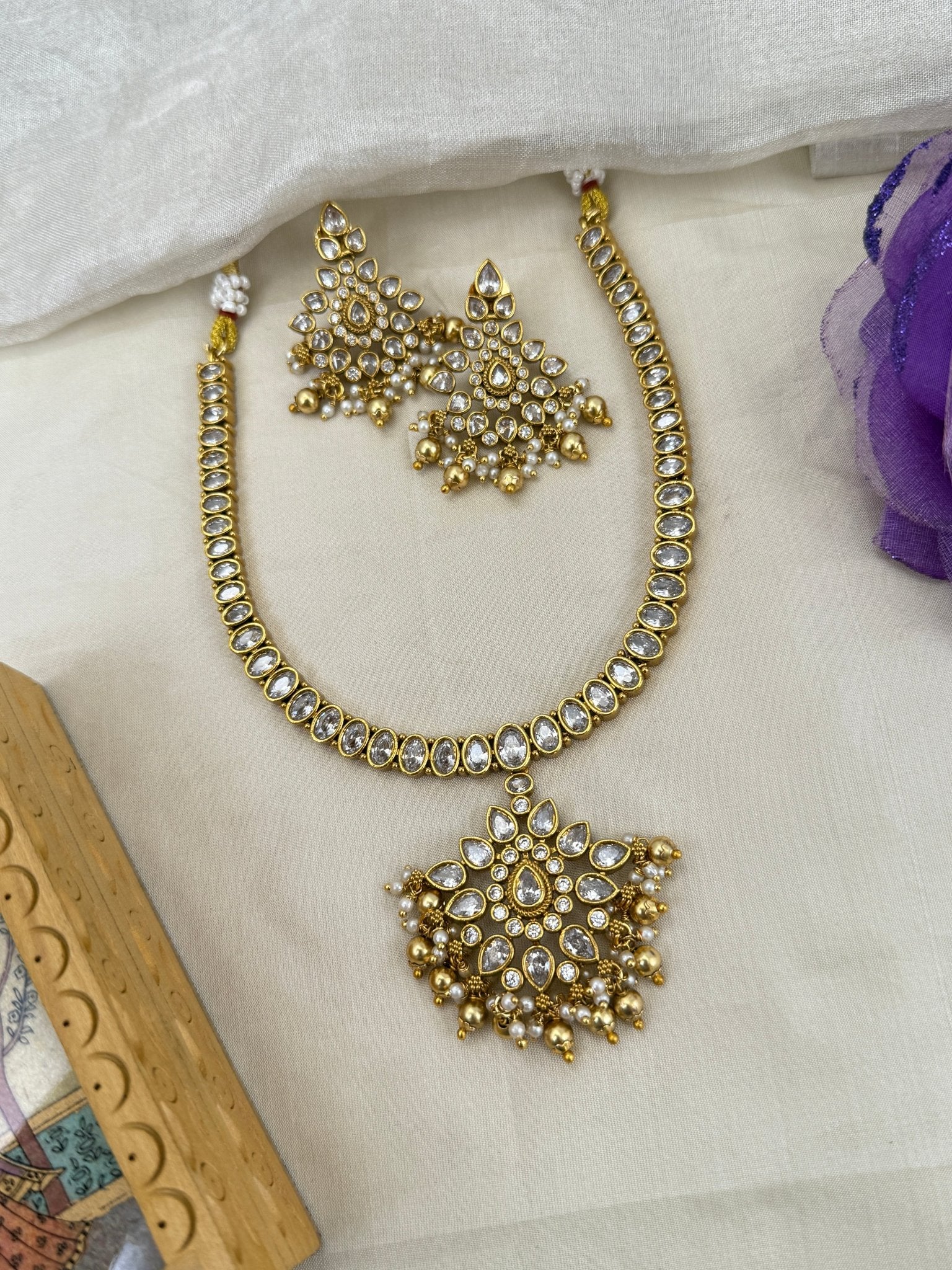 Royal Antique Kundan Short Necklace Set 0679 - Mahilas