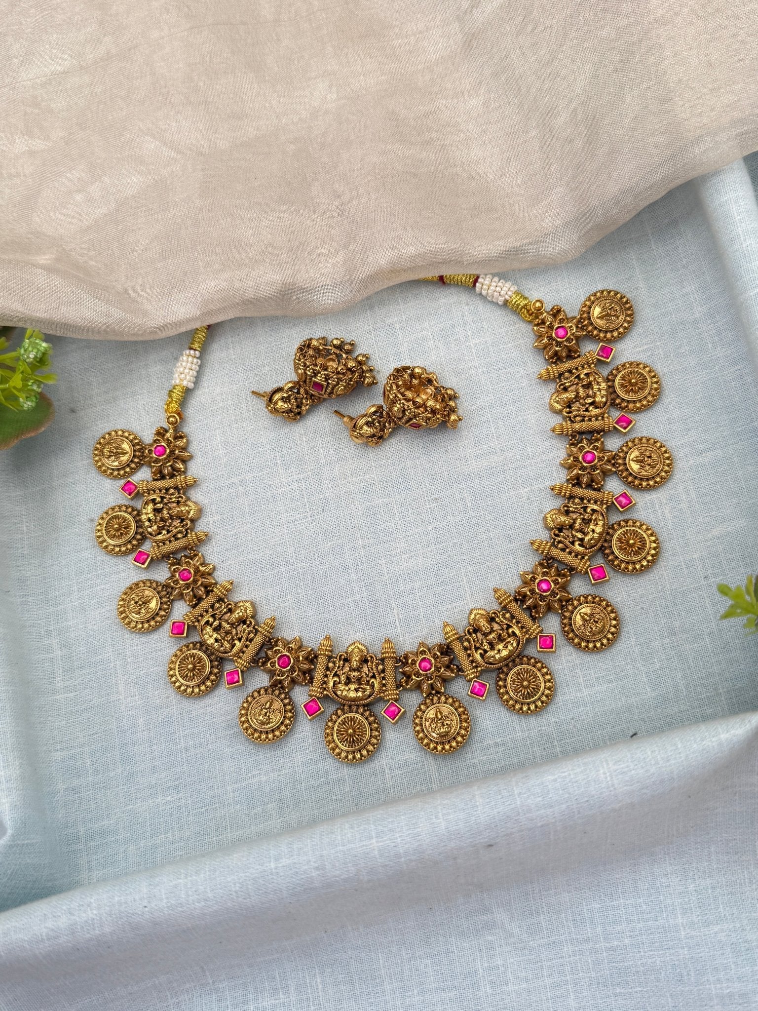 Royal Antique Lakshmi Short Necklace Set 0690 - Mahilas