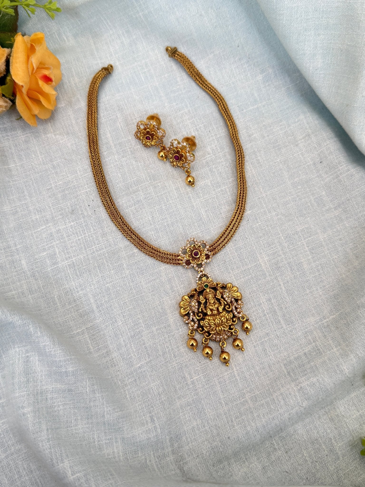 Royal Antique Pendant Short Necklace Set 0313 - Mahilas