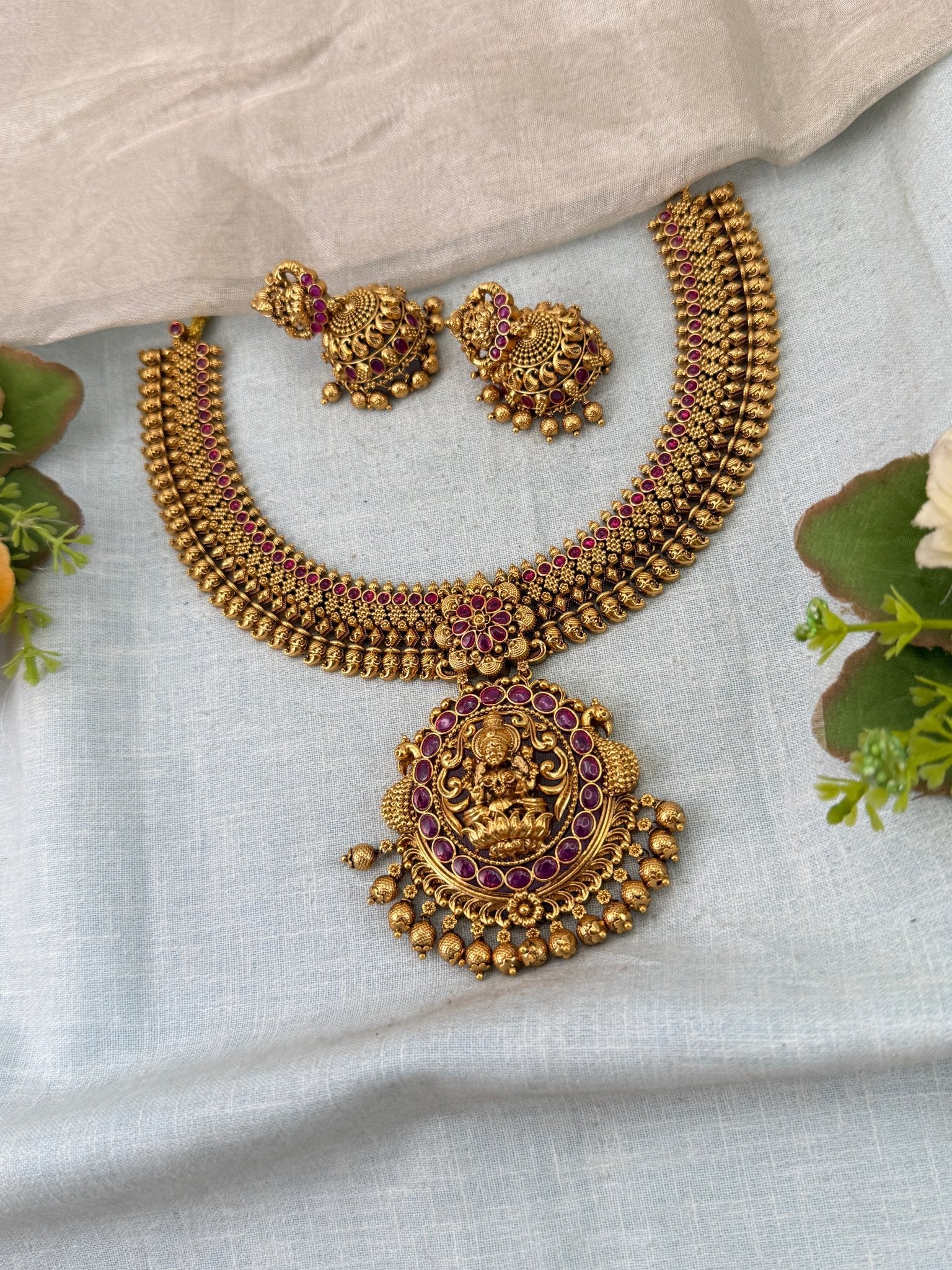 Royal Antique Pendant Short Necklace Set 1111 - Mahilas
