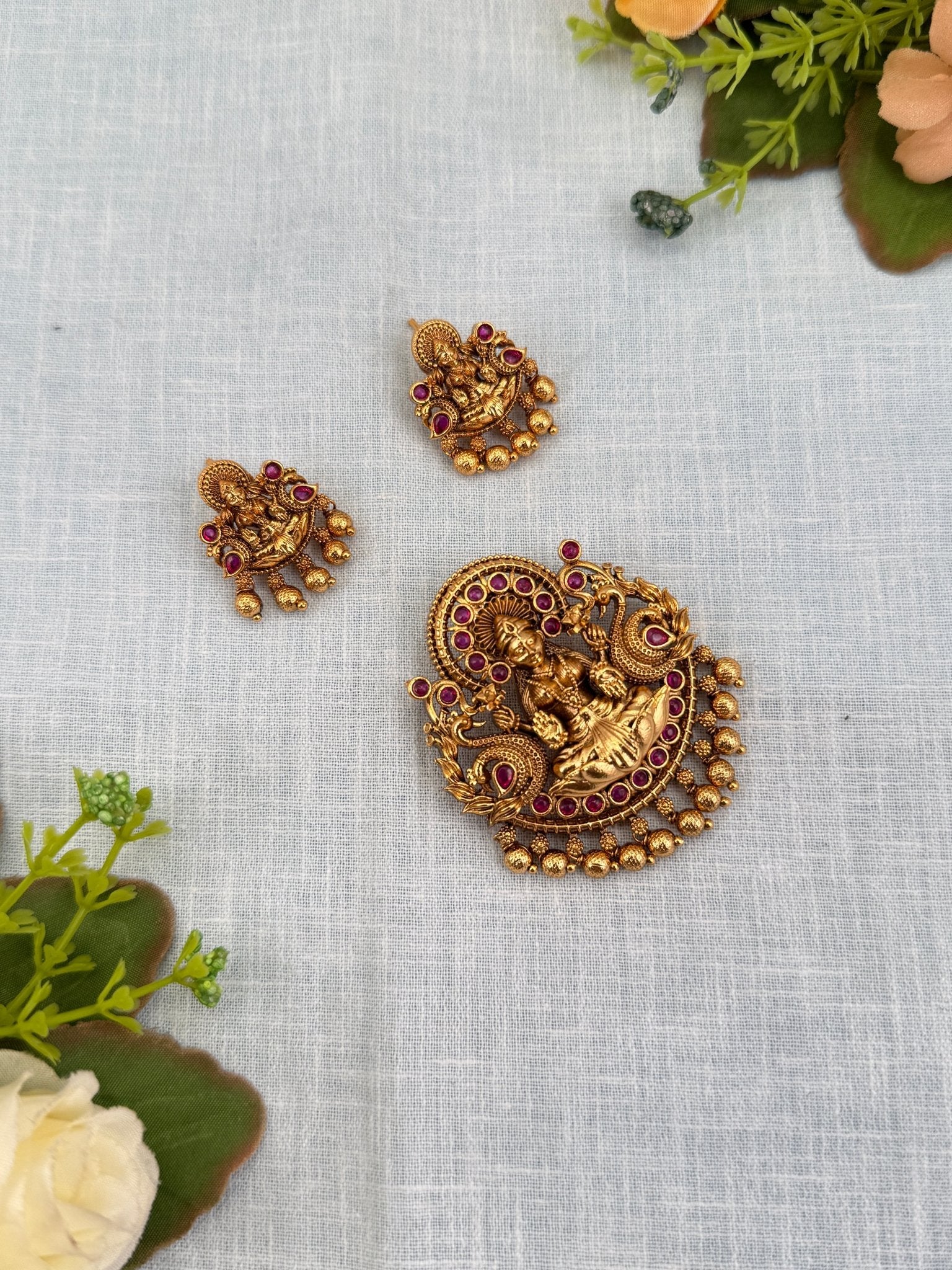 Royal Antique Pendant With Earrings 106 - Mahilas
