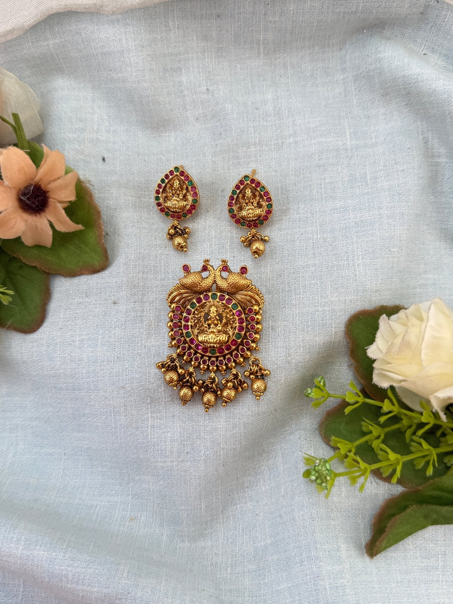 Royal Antique Pendant with Earrings Set 324 - Mahilas