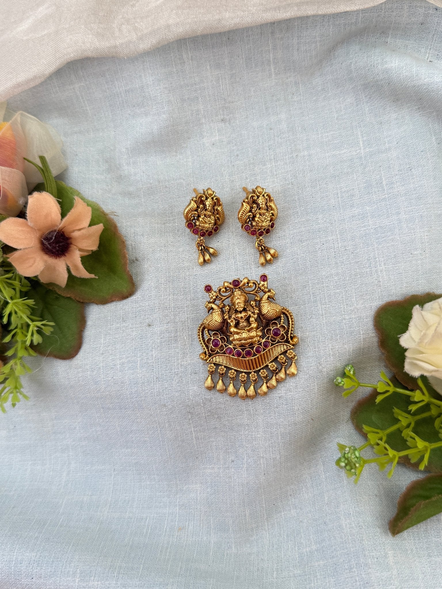 Royal Antique Pendant with Earrings Set 326 - Mahilas