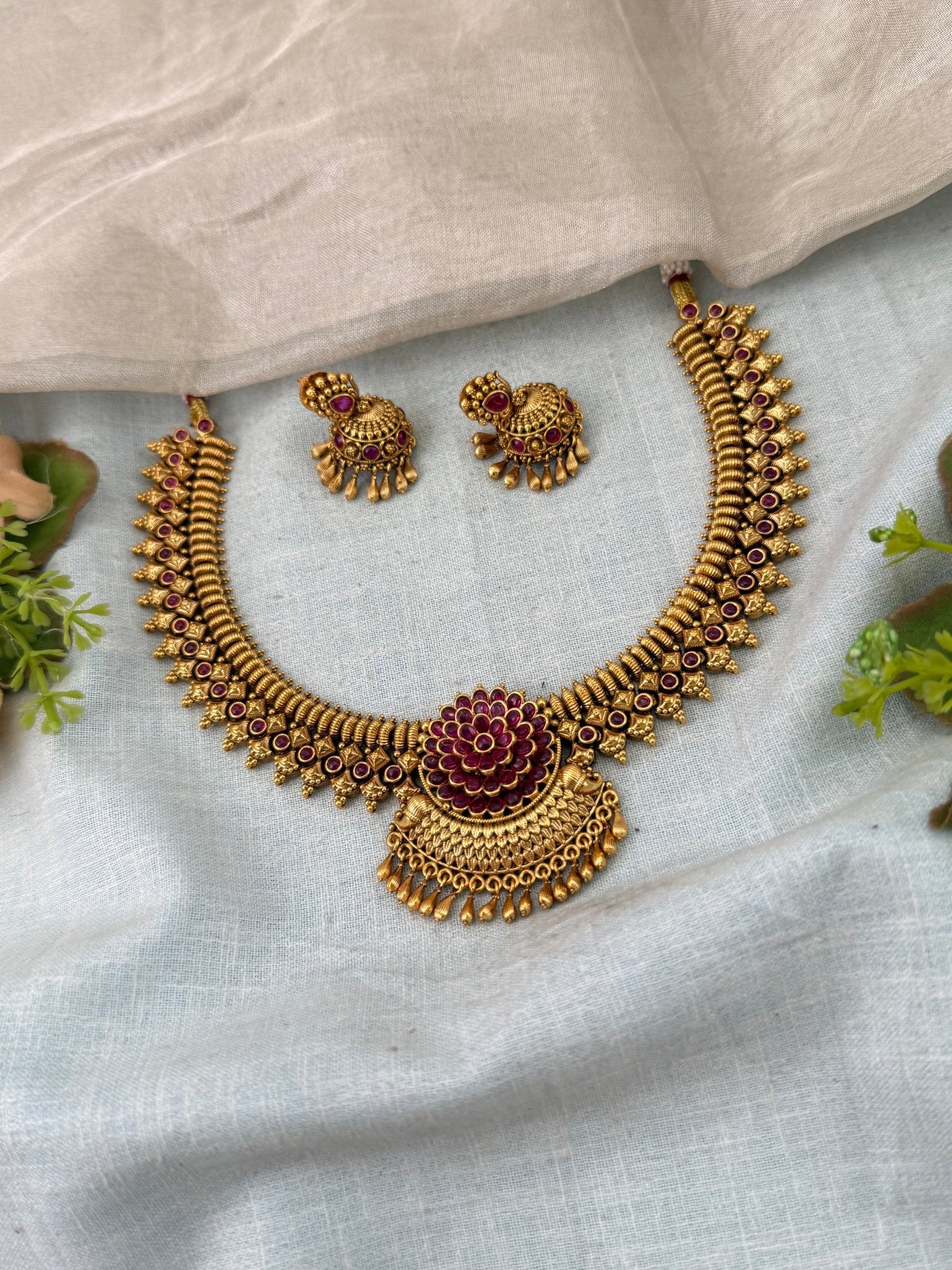 Royal Antique Short Necklace Set 1096 - Mahilas