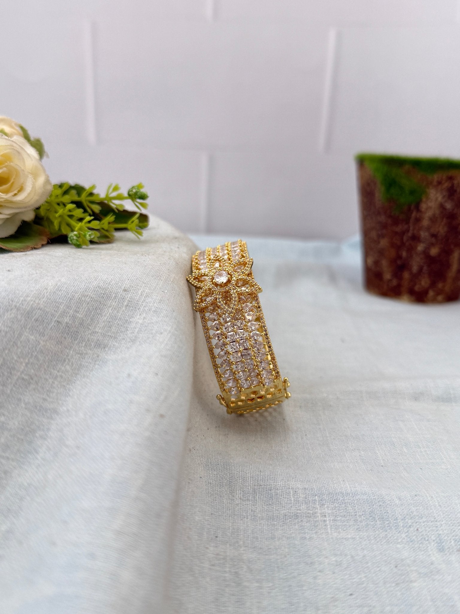 Royal Gold Stone Openable Kada Bracelet 7064 - Mahilas
