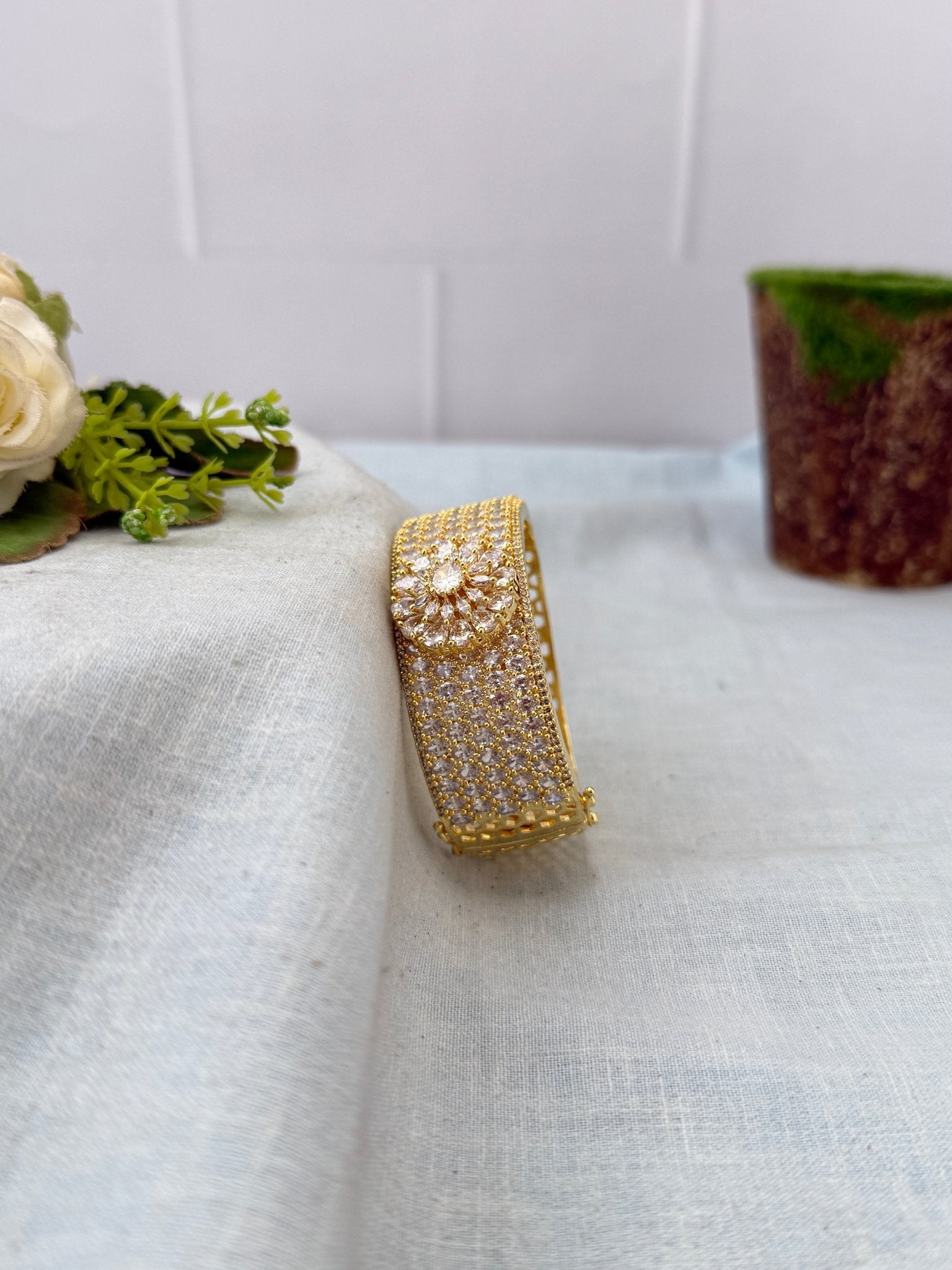 Royal Gold Stone Openable Kada Bracelet 7069 - Mahilas