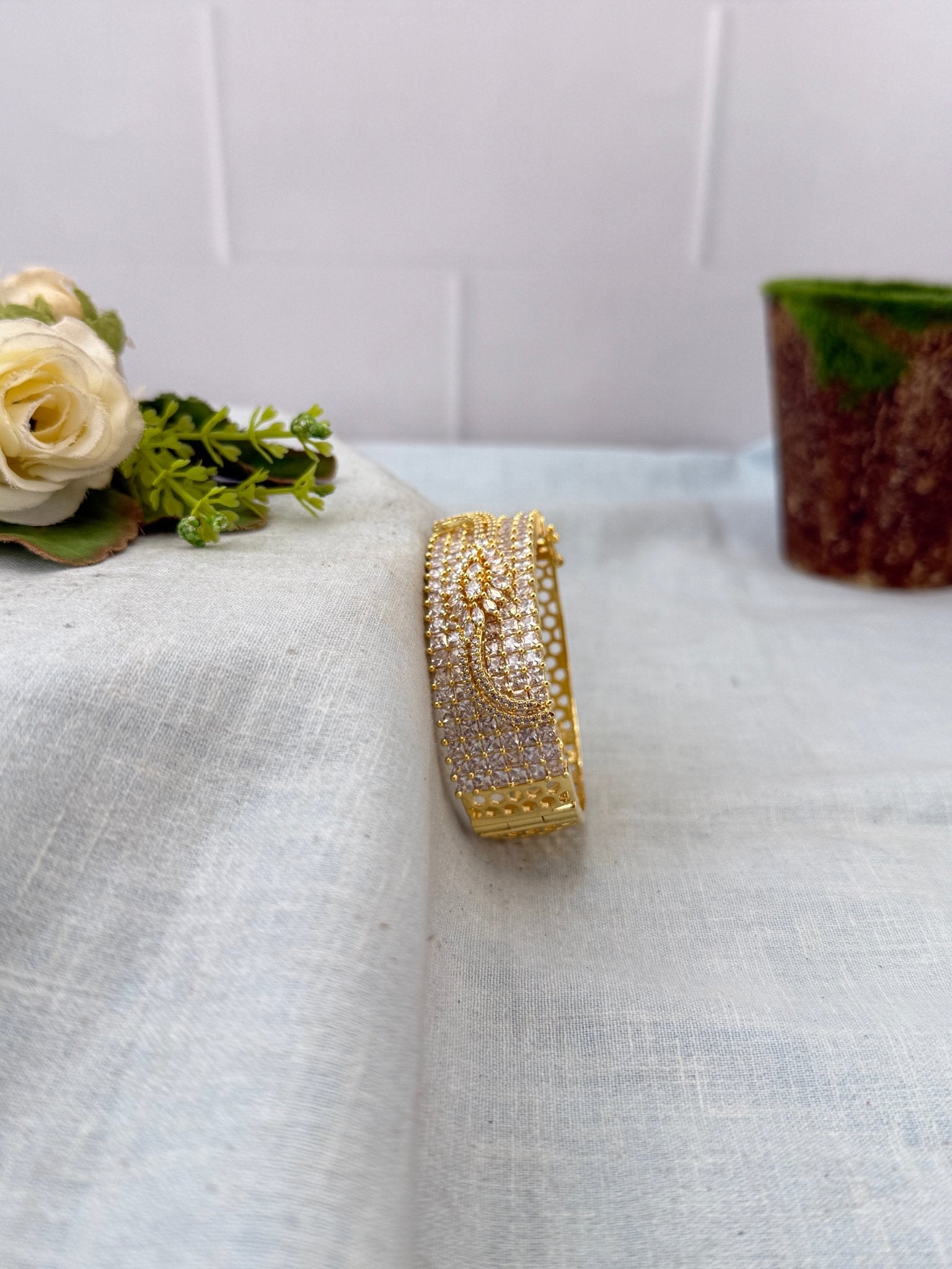 Royal Gold Stone Openable Kada Bracelet 7071 - Mahilas