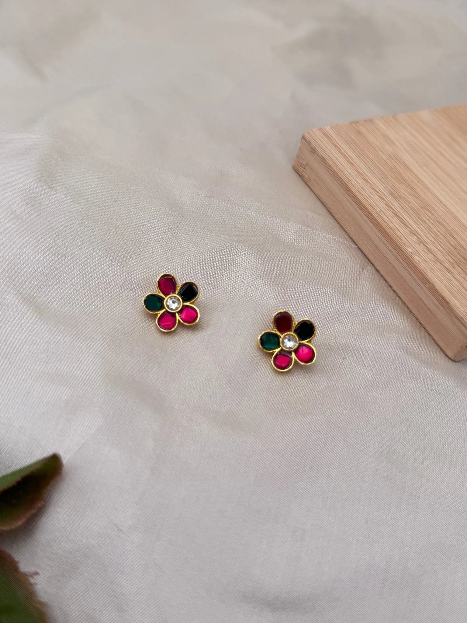 Royal Jadau Kundan Bugadi Earcuff 1304 - Mahilas