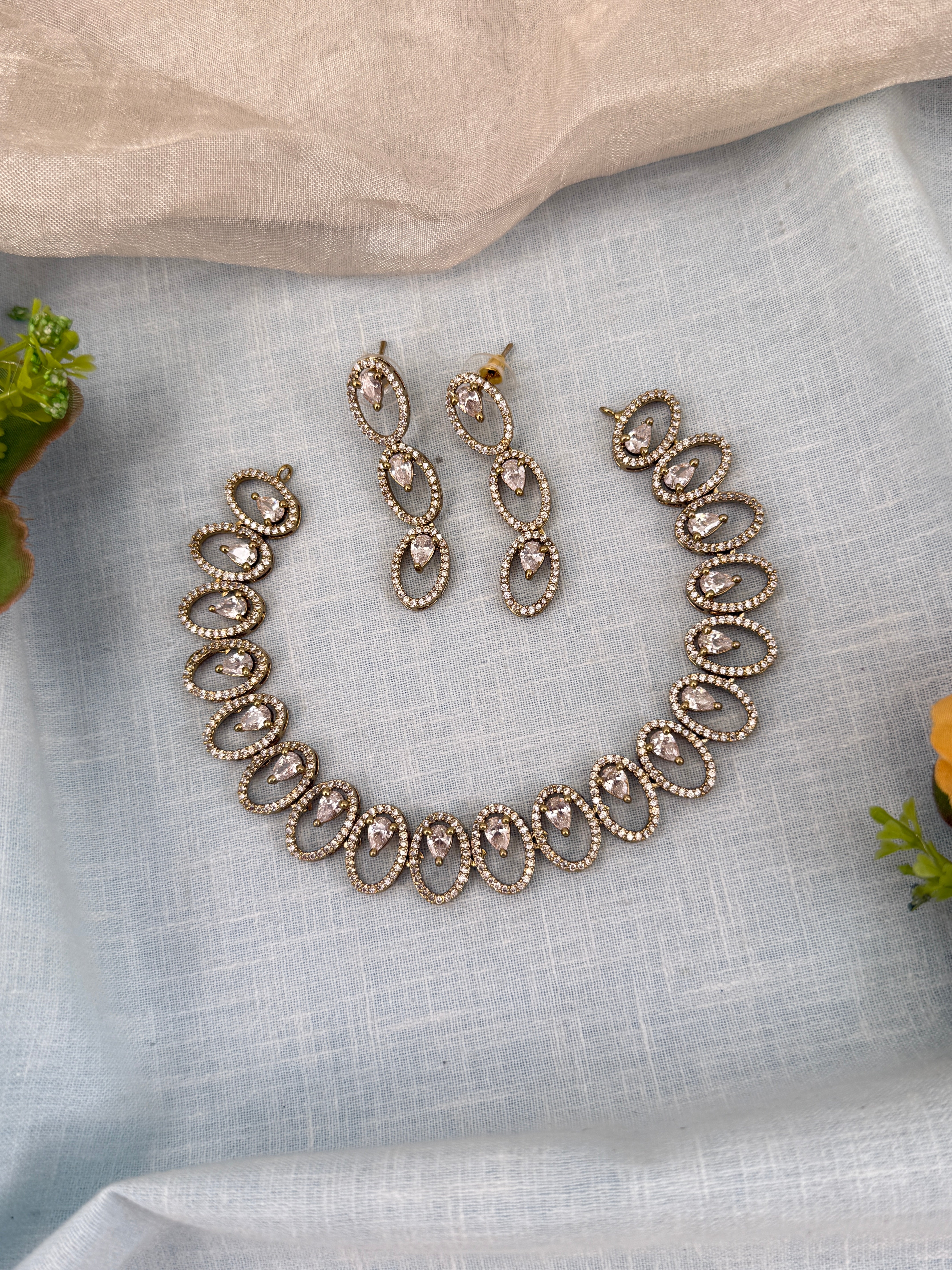 Luxurious Victorian Stone Short Necklace Set 630