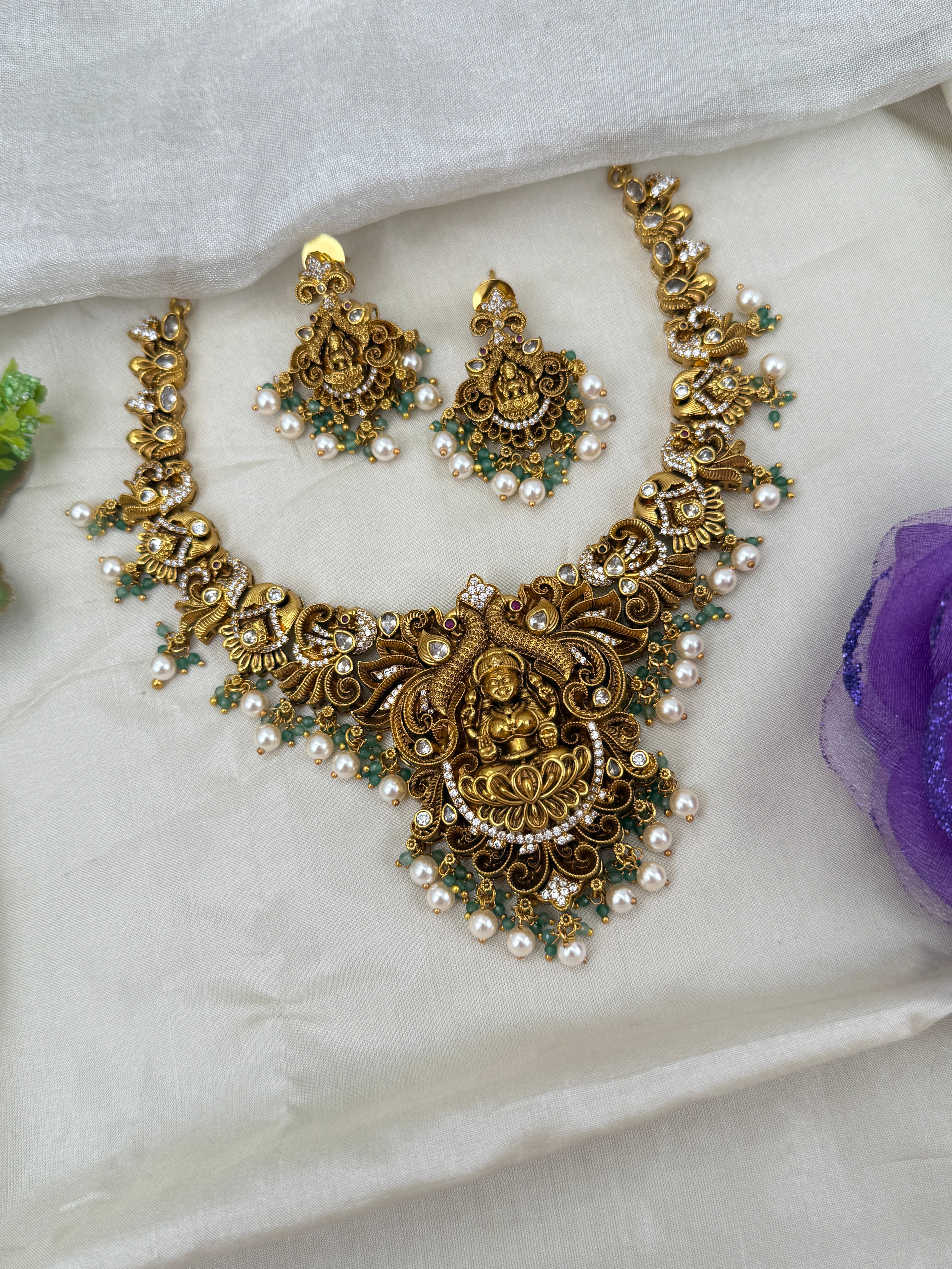 Luxurious Antique Lakshmi Pendant Short Necklace Set 0666