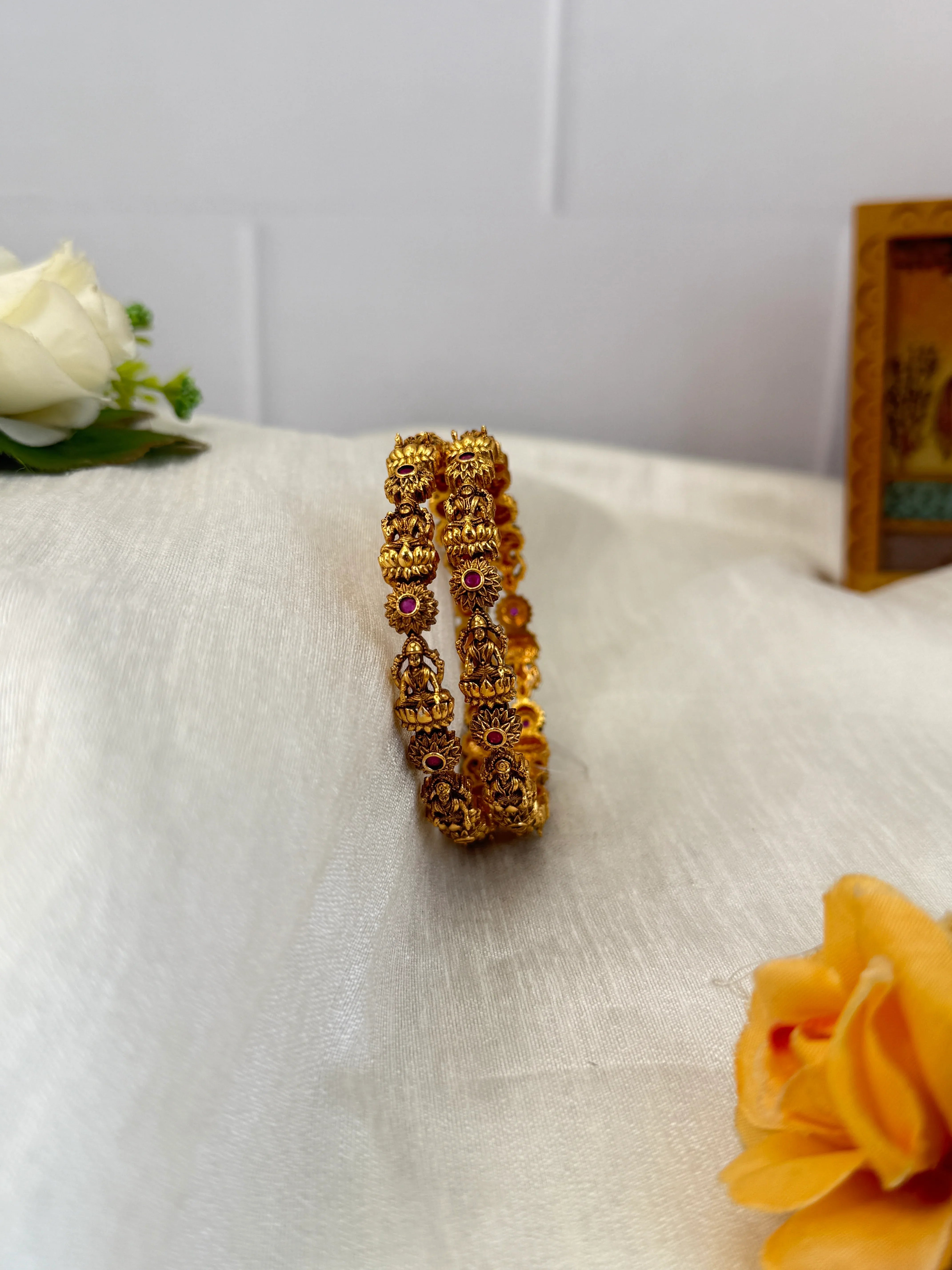 Luxurious Antique Bangles 7038