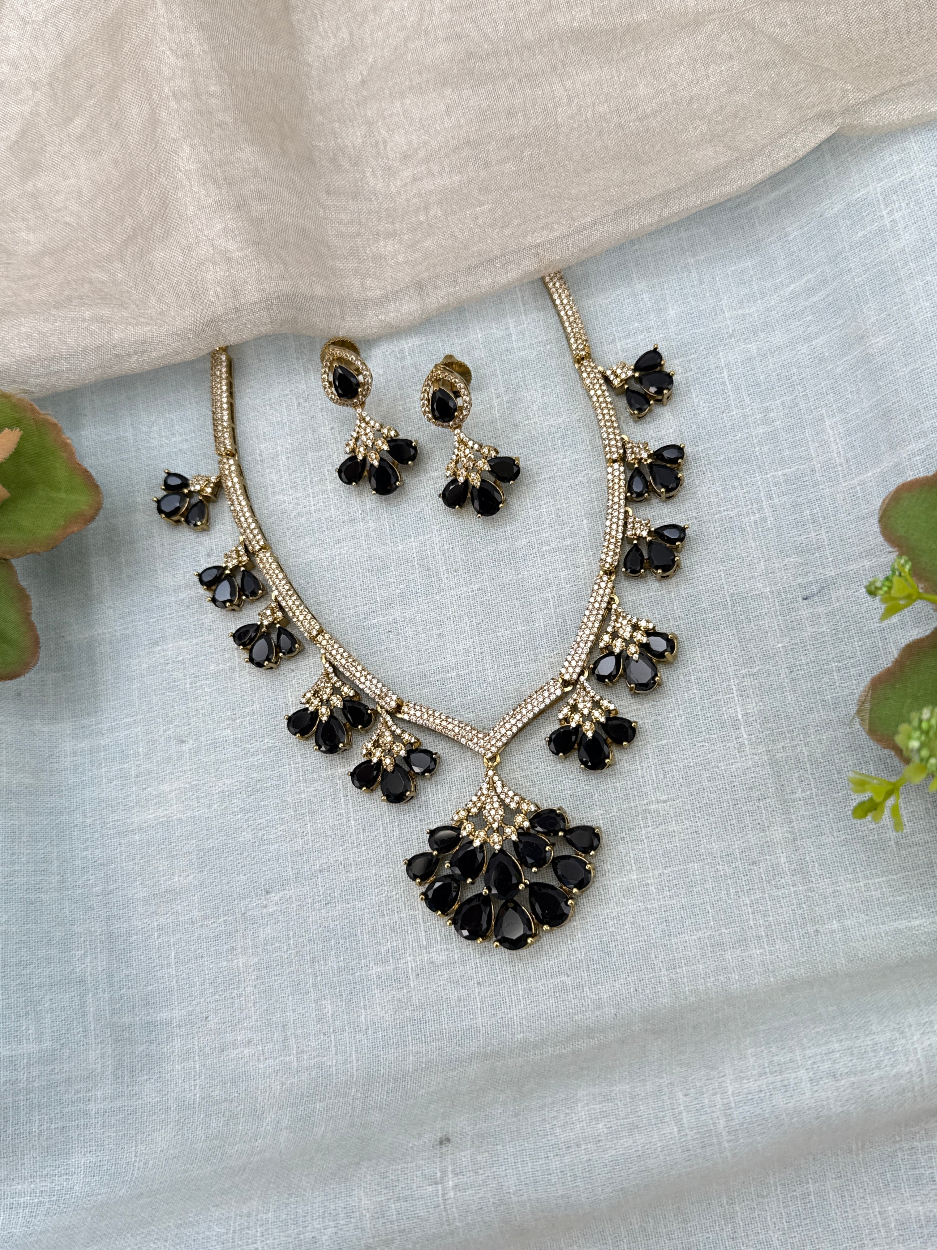 Luxurious Victorian Statement Short Necklace Set 714
