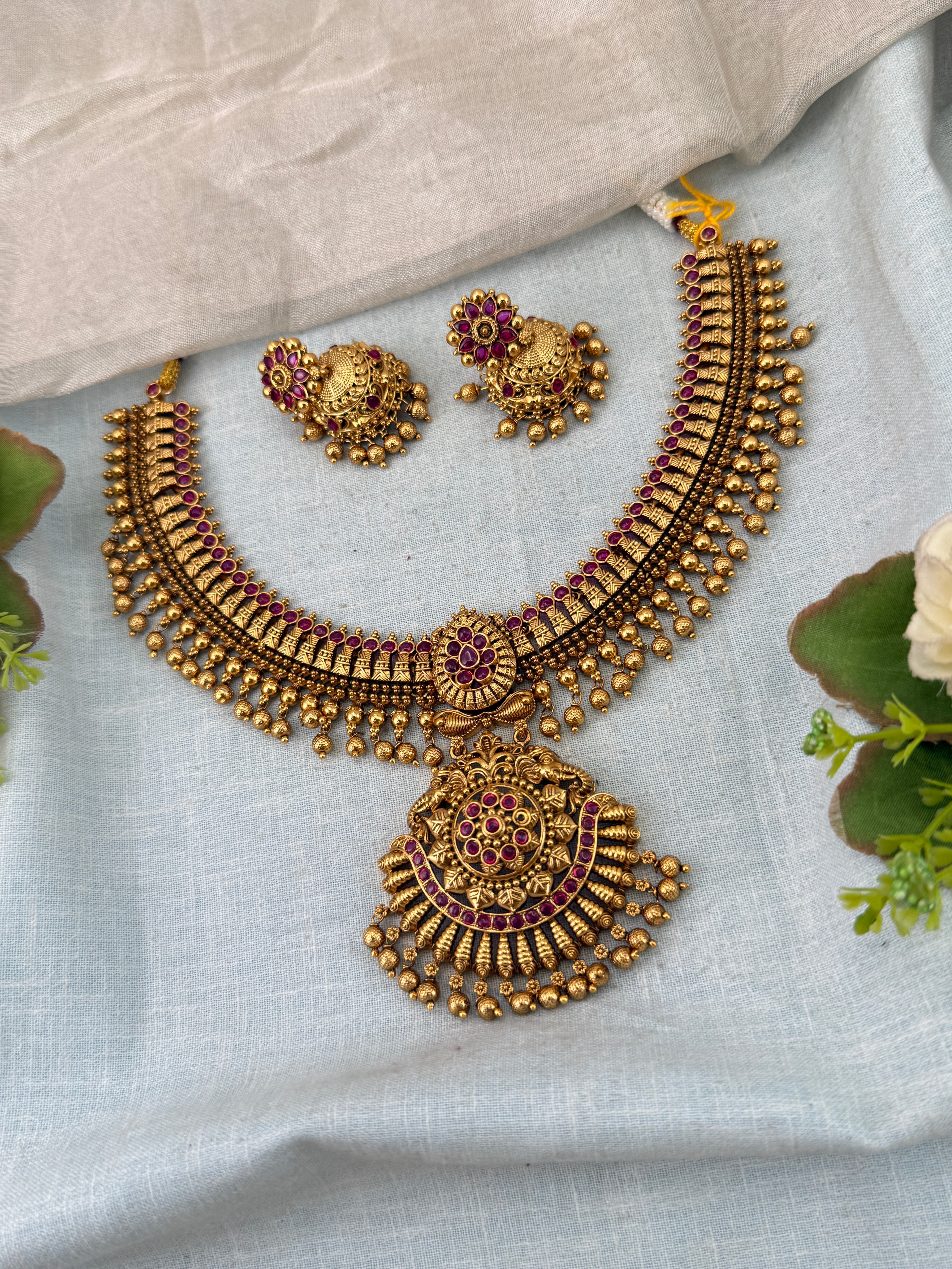 Royal Antique Pendant Short Necklace Set 1108