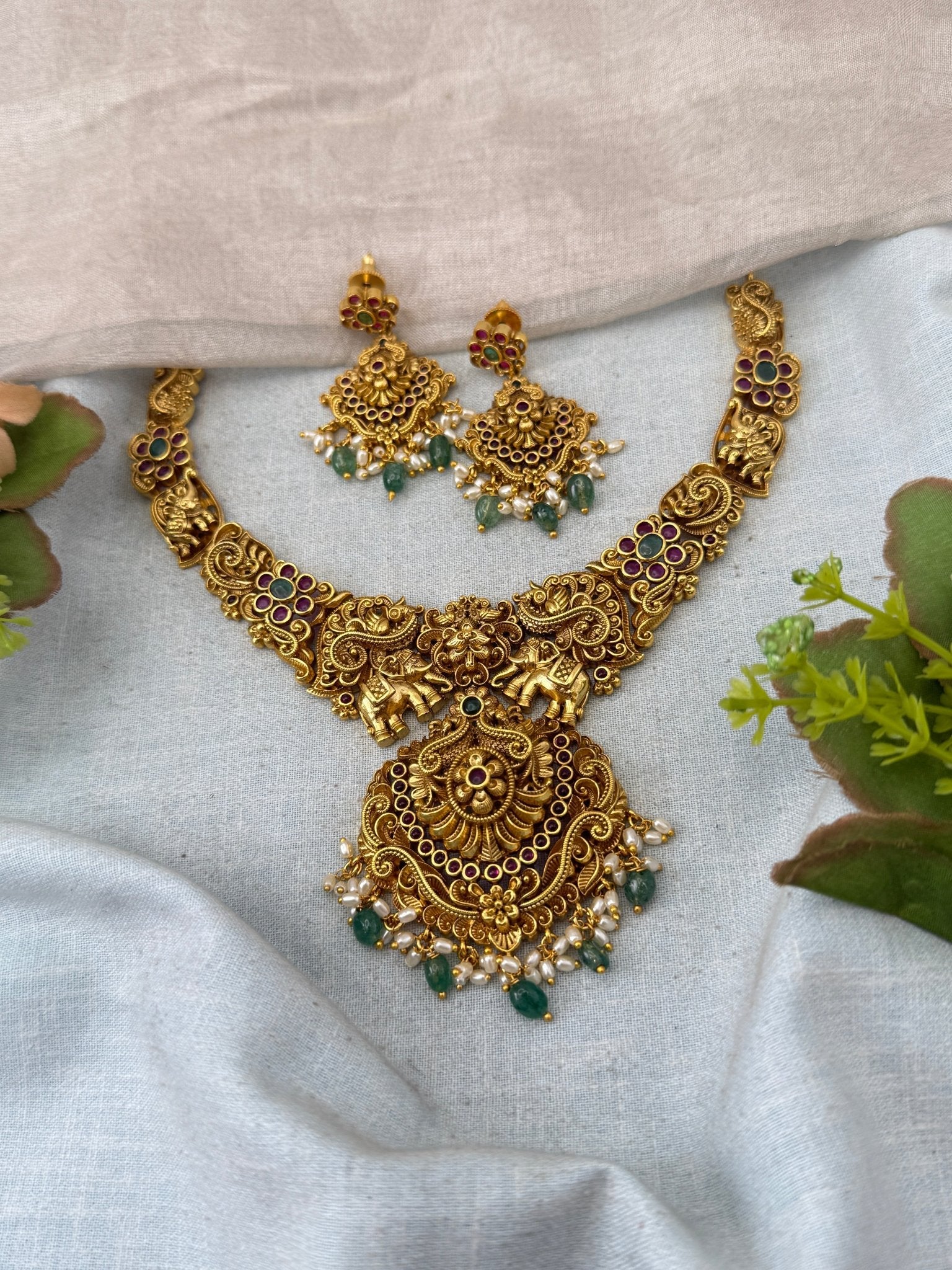 Antique Grand Elephant Pendant Short Necklace Set | No262 - Mahilas