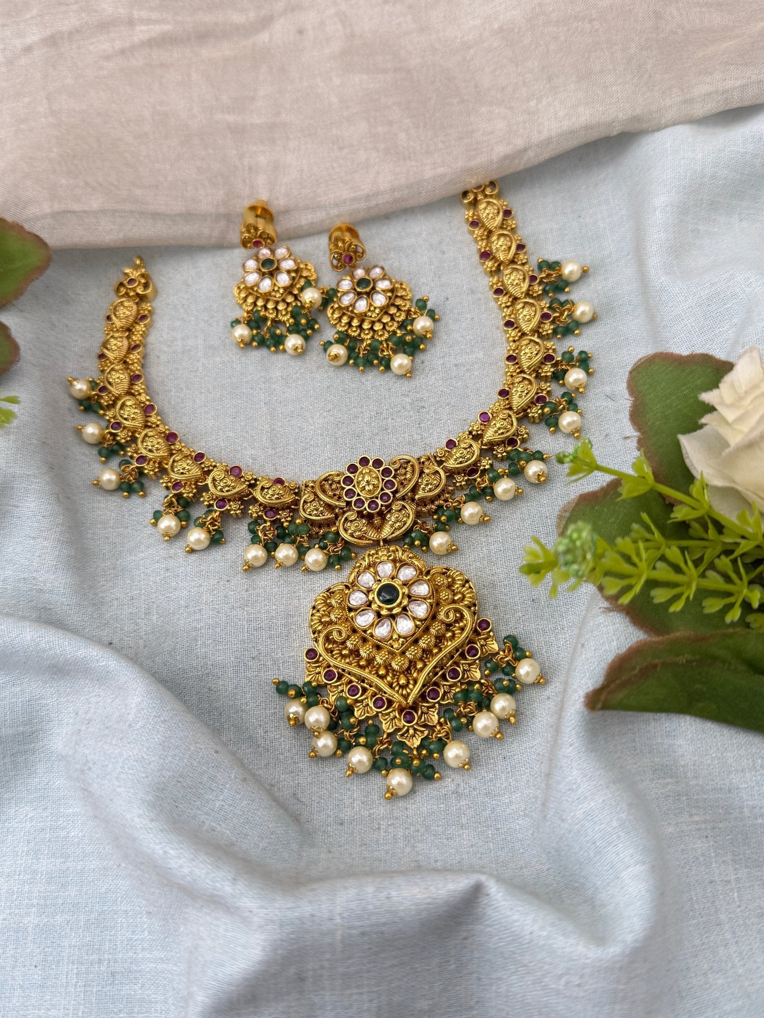 Antique Grand Pendant Short Necklace Set | No259 - Mahilas