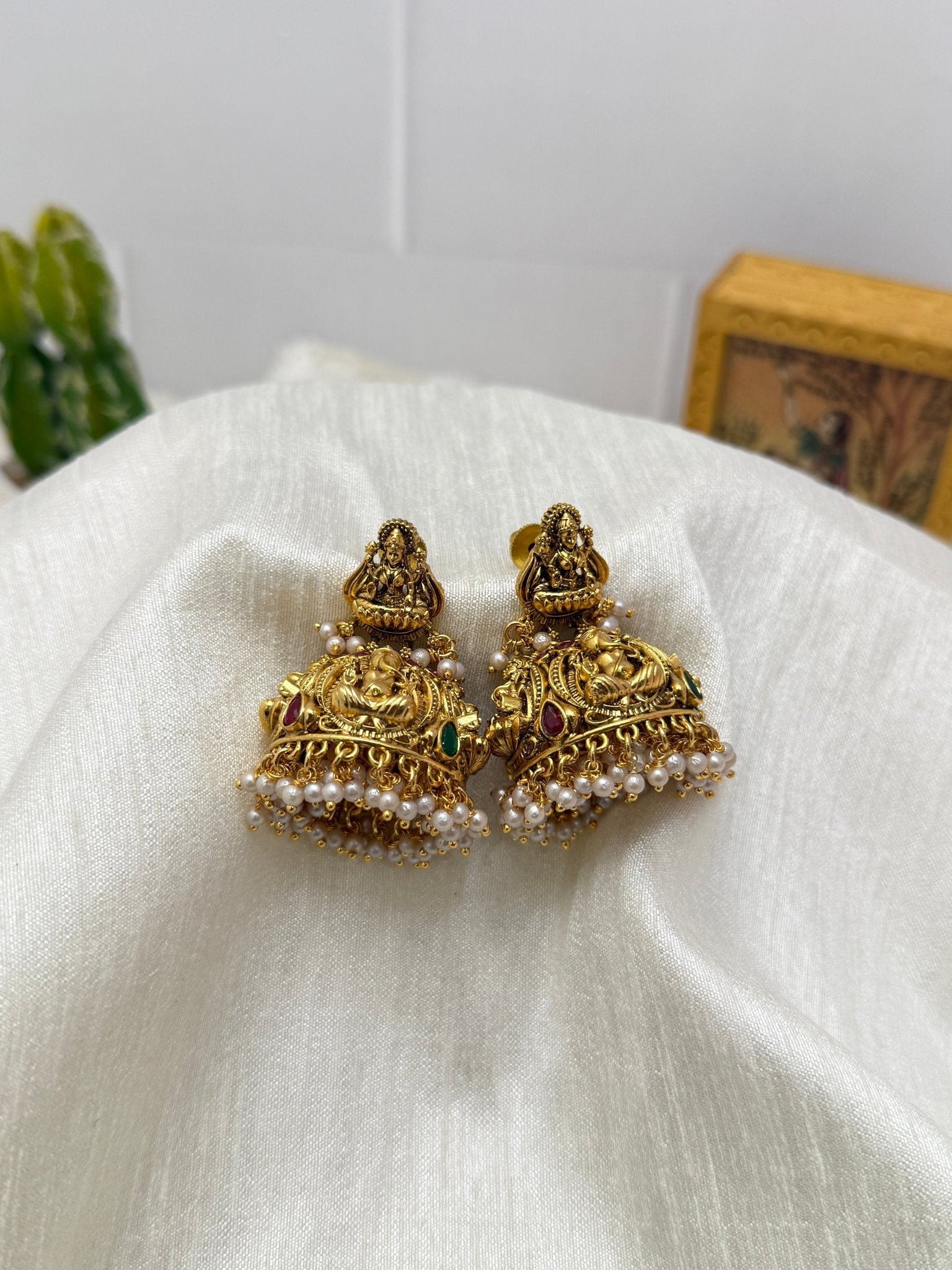 Antique Jhumka 0095 - Mahilas