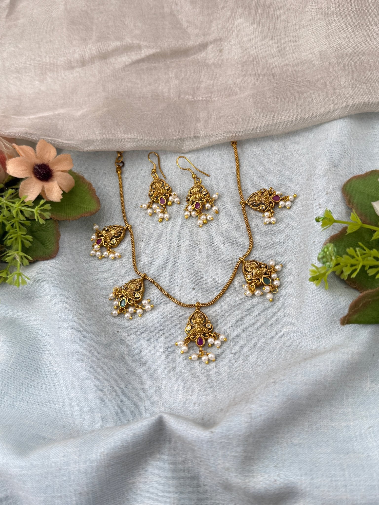 Antique Lakshmi Pendant Necklace Set | No319 - Mahilas